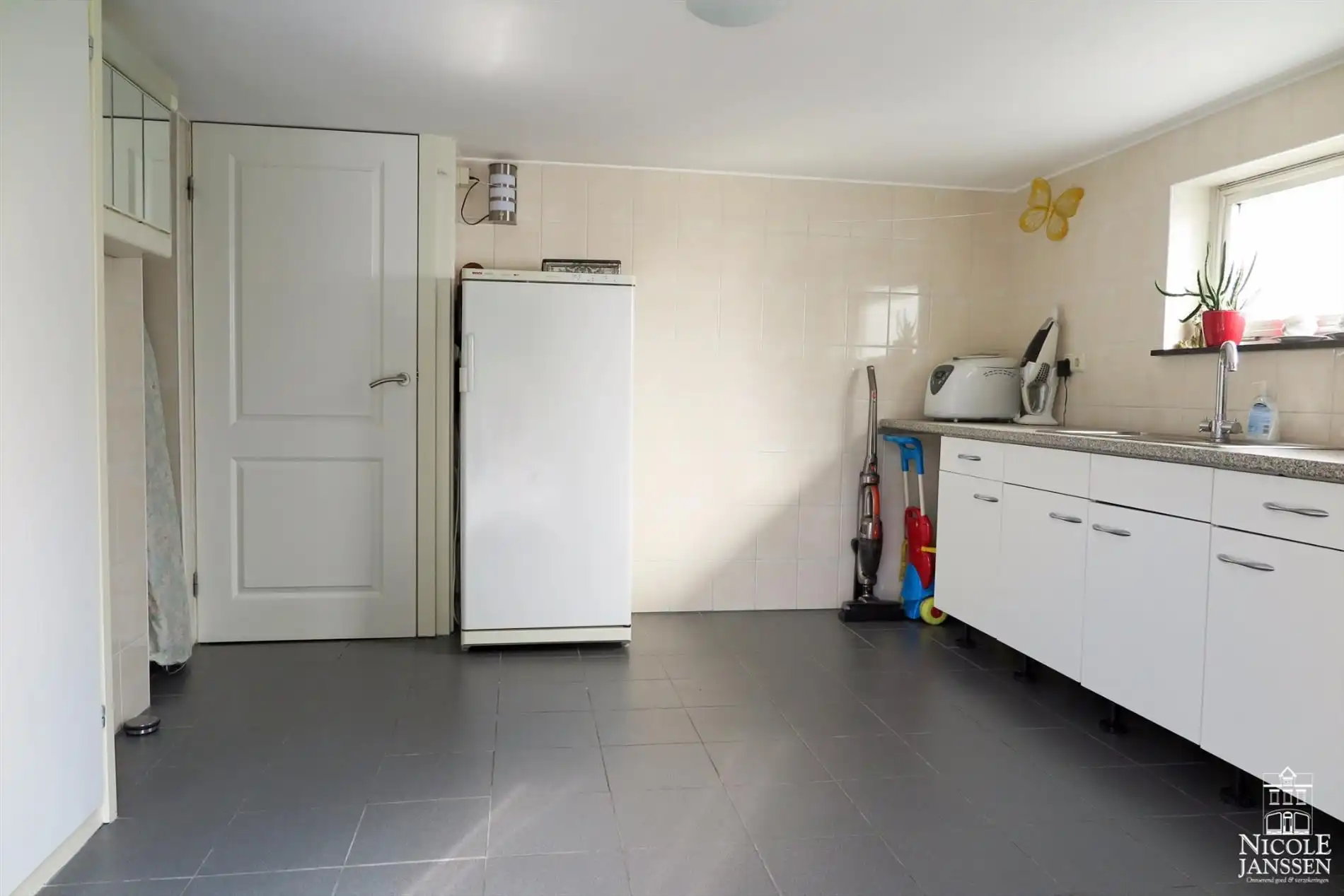 Praktisch split-level huis met mooi aangelegde tuin, zwembad en inpandige garage foto 23