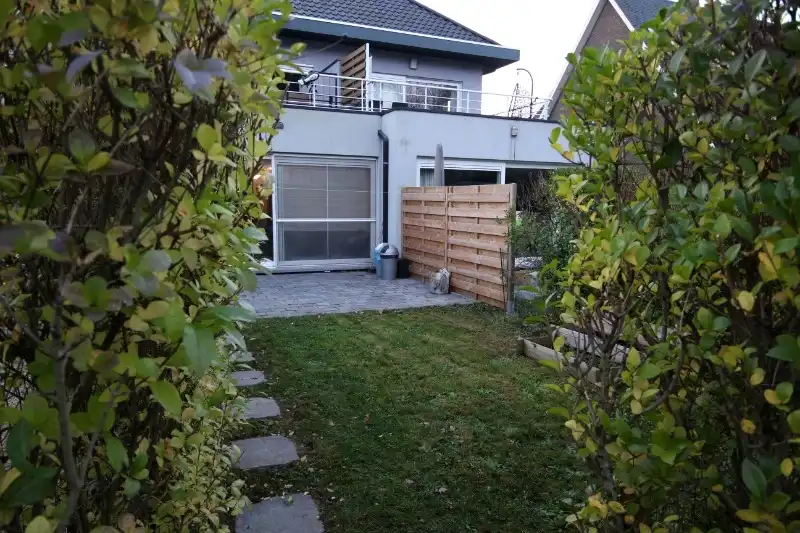 GELIJKVLOERS APPARTEMENT MET TUIN EN GARAGE foto 11