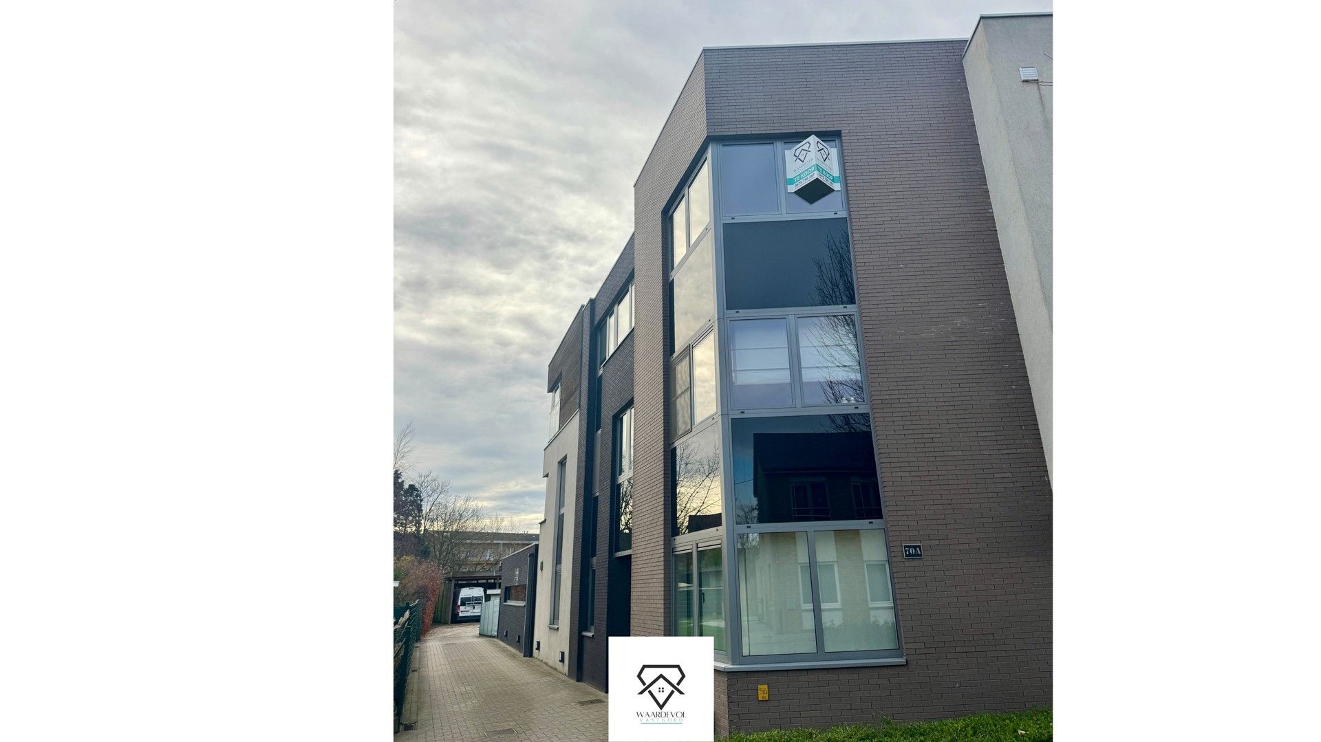 Lichtrijk en rustig appartement te koop met carport foto 22