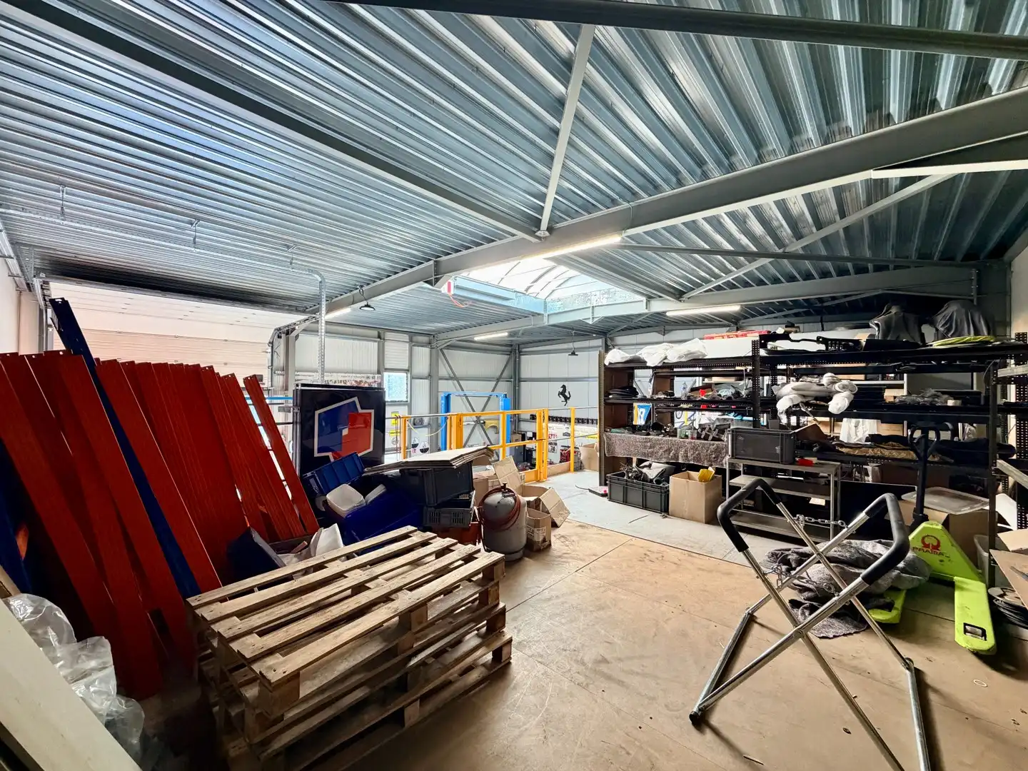 Ruime loods met parkeerplaats te Wielsbeke! foto 11