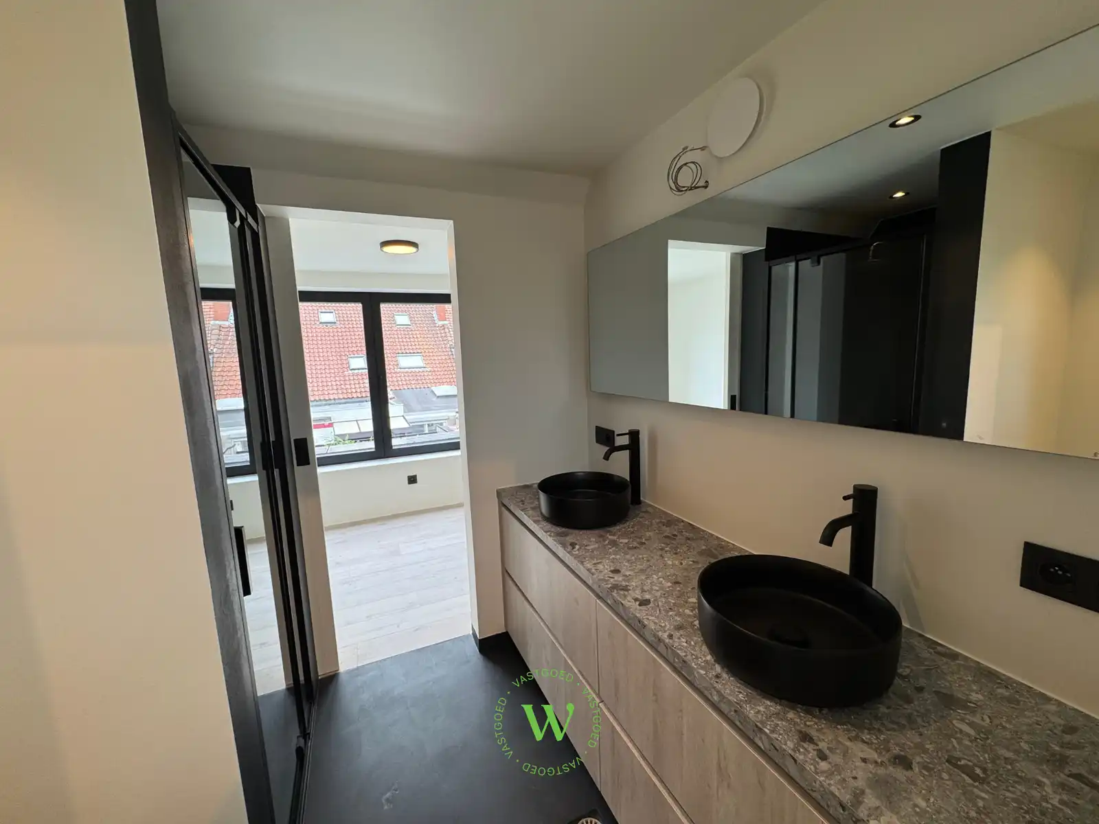 Volledig gerenoveerde woning met zonnige buitenruimte. foto 11
