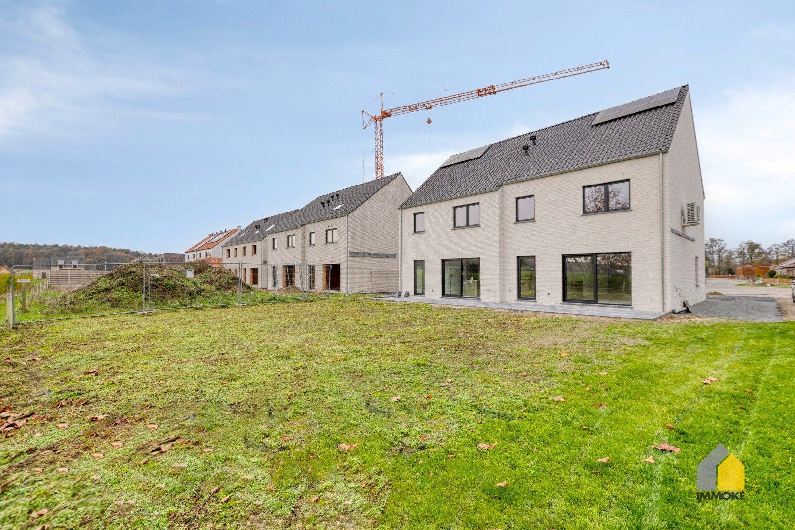 Halfvrijstaande nieuwbouwwoning op 3a 70ca met 3 slpk. foto 2