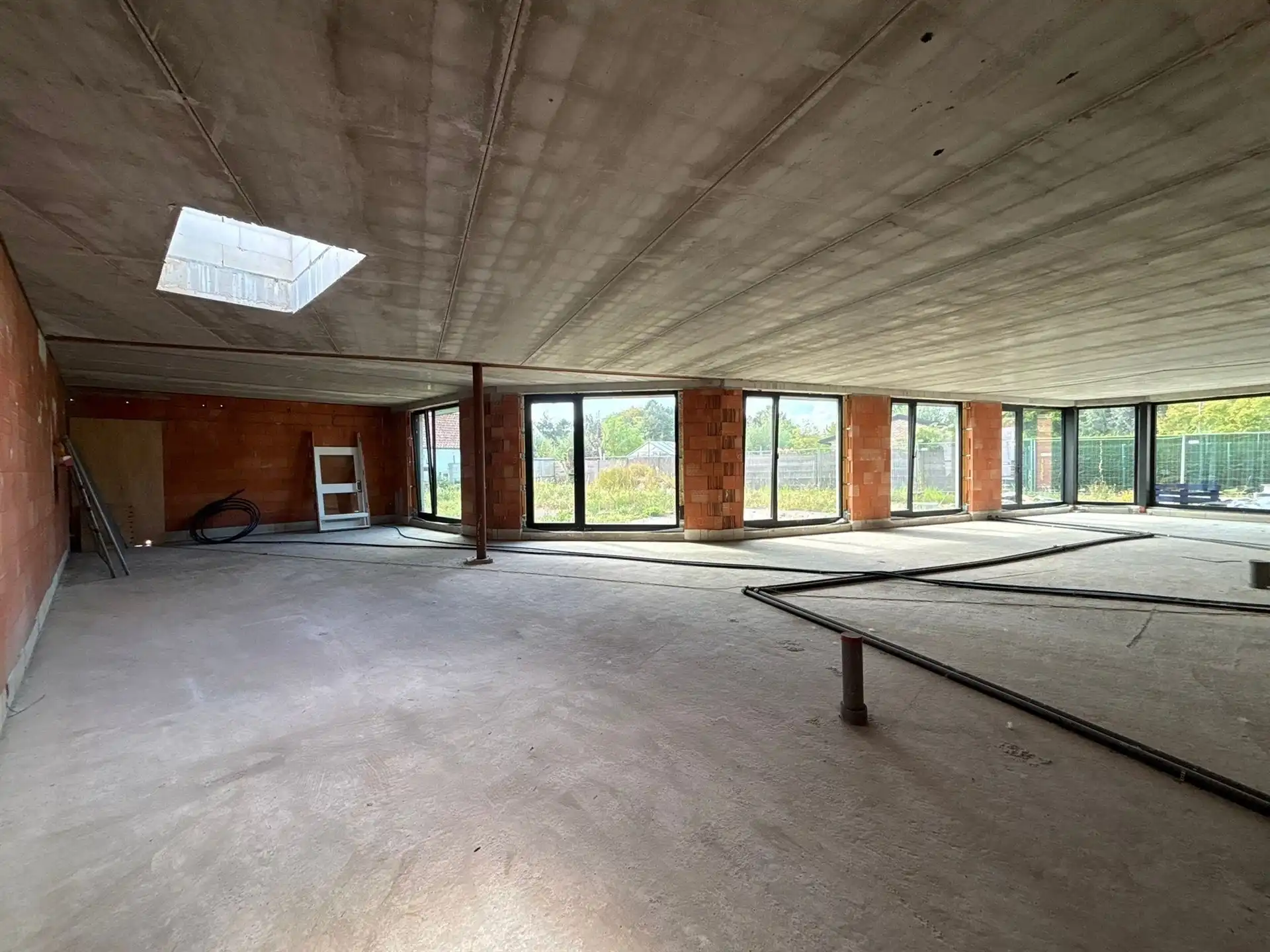 Nieuwbouw handelsruimte op commerciële liggen in het centrum! foto 9