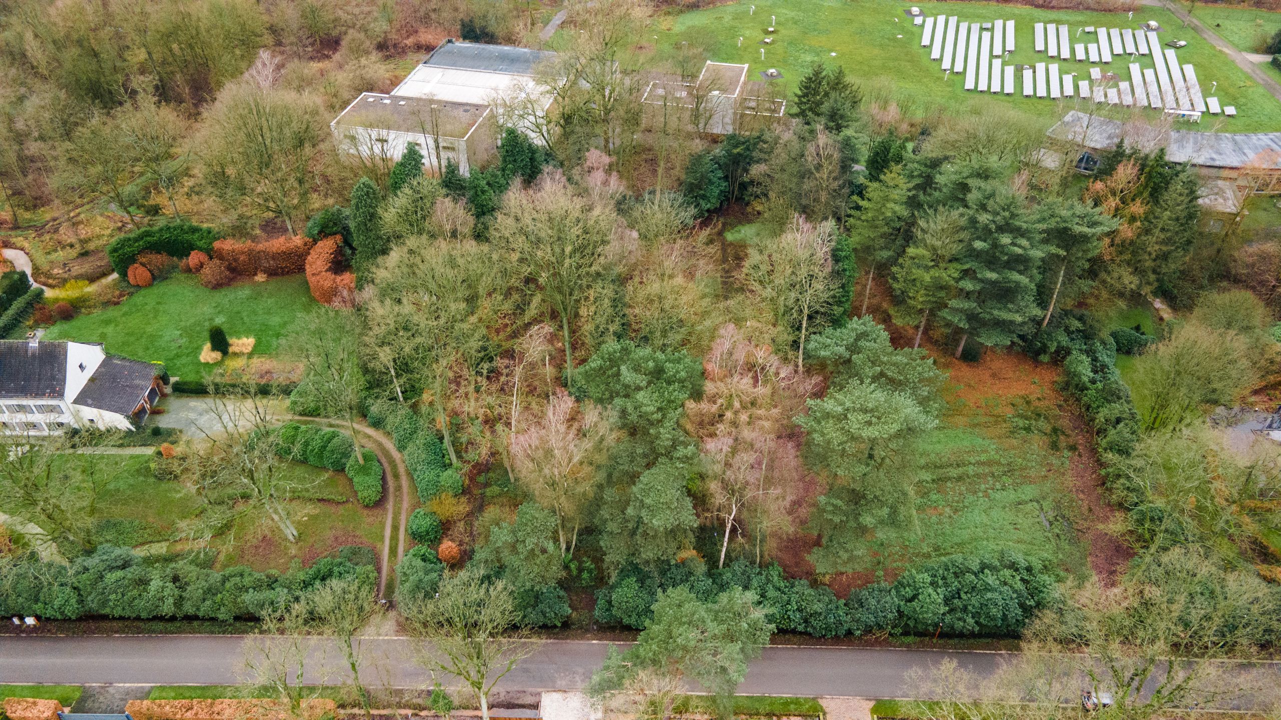 Mooi gelegen bouwgrond op 2.404 m² in een rustig gelegen gegeerde omgeving aan het einde van een doodlopende straat. foto 3