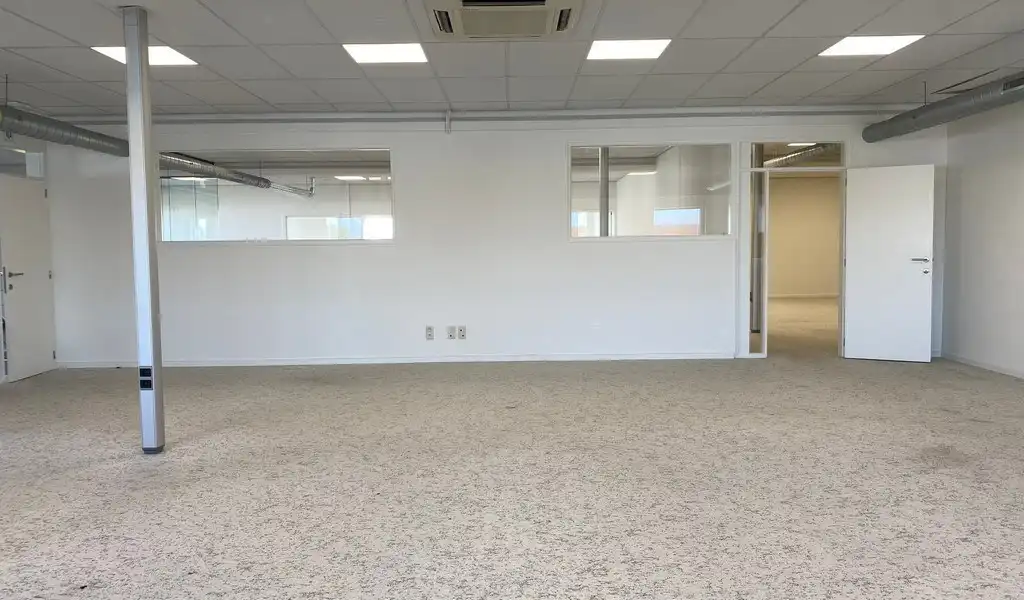 Ingedeeld kantoorverdiep te huur nabij N47 in Lokeren foto 7