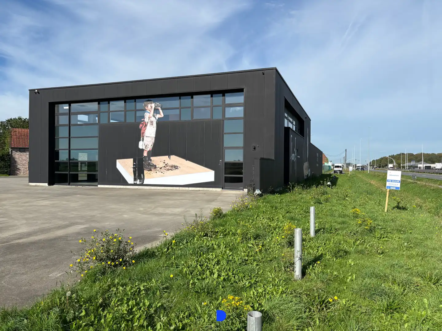 Bedrijfsgebouw op uitstekende zichtlocatie langs de Ring (R32) te Roeselare. foto 2