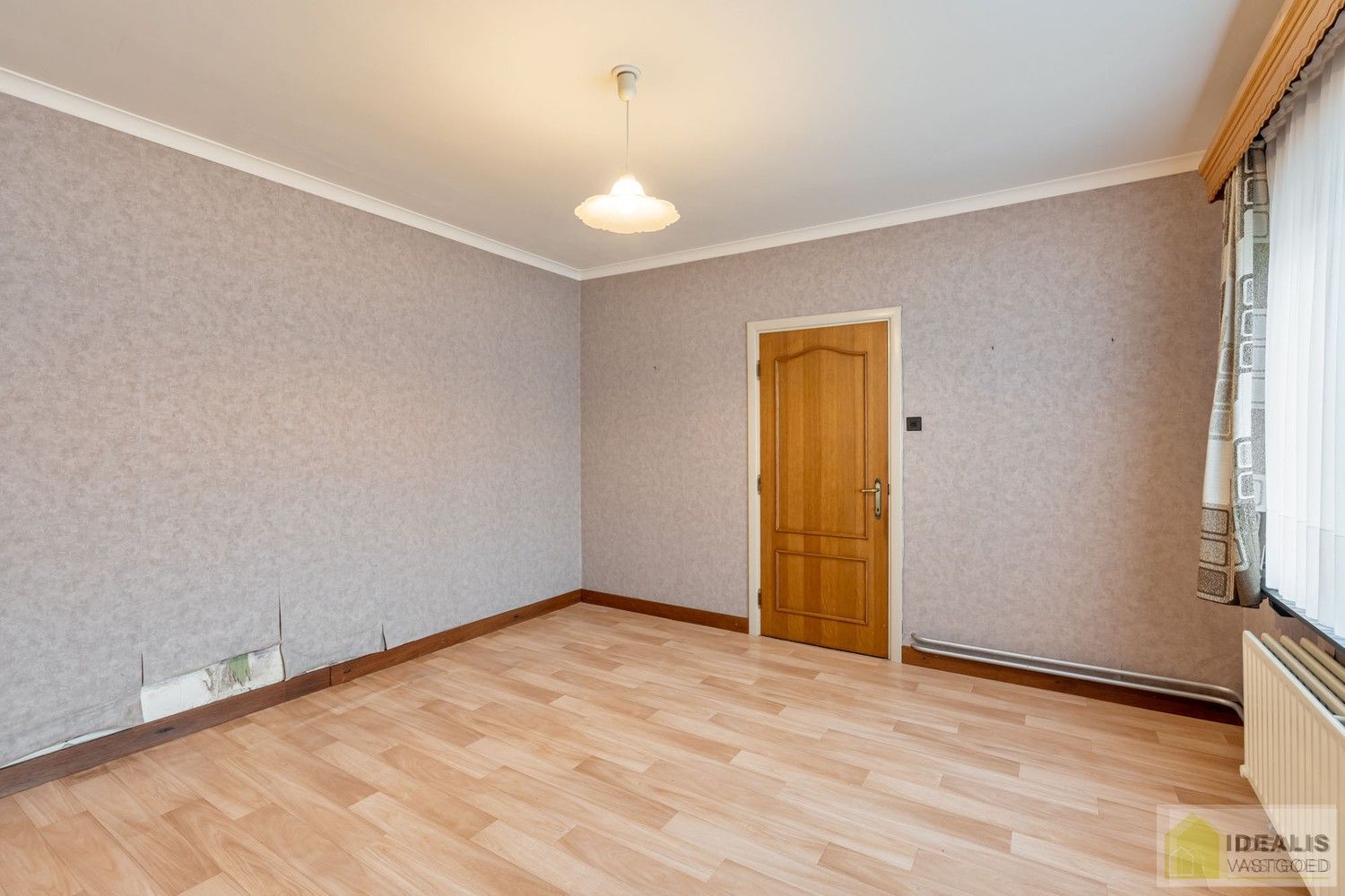 TE RENOVEREN WONING MET EEN RUIME WOONKAMER, KEUKEN MET EETKAMER, 4 AANGENAME SLAAPKAMERS WAARVAN 1 GELIJKVLOERS, BADKAMER, BERGING EN KELDER GELEGEN OP EEN PERCEEL VAN MAAR LIEFST 14A 94CA IN HET GEZELLIGE GROTE-BROGEL (PEER)! De woning omvat ca.150m² netto bewoonbare oppervlakte met op het gelijkvloers een ruime leefruimte, aansluitend keuken met eetkamer, een badkamer, slaapkamer en op de verdieping 3 ruime slaapkamers! De woning is rustig gelegen vlak bij de dorpskern van het gezellige Grote-Brogel en op enkele autominuten verwijderd van de centra van Peer, Kaulille, Bocholt en Bree. Ideaal voor zij die op zoek zijn naar een volledig naar eigen smaak te renoveren woning op een zeer ruim perceel! foto 7