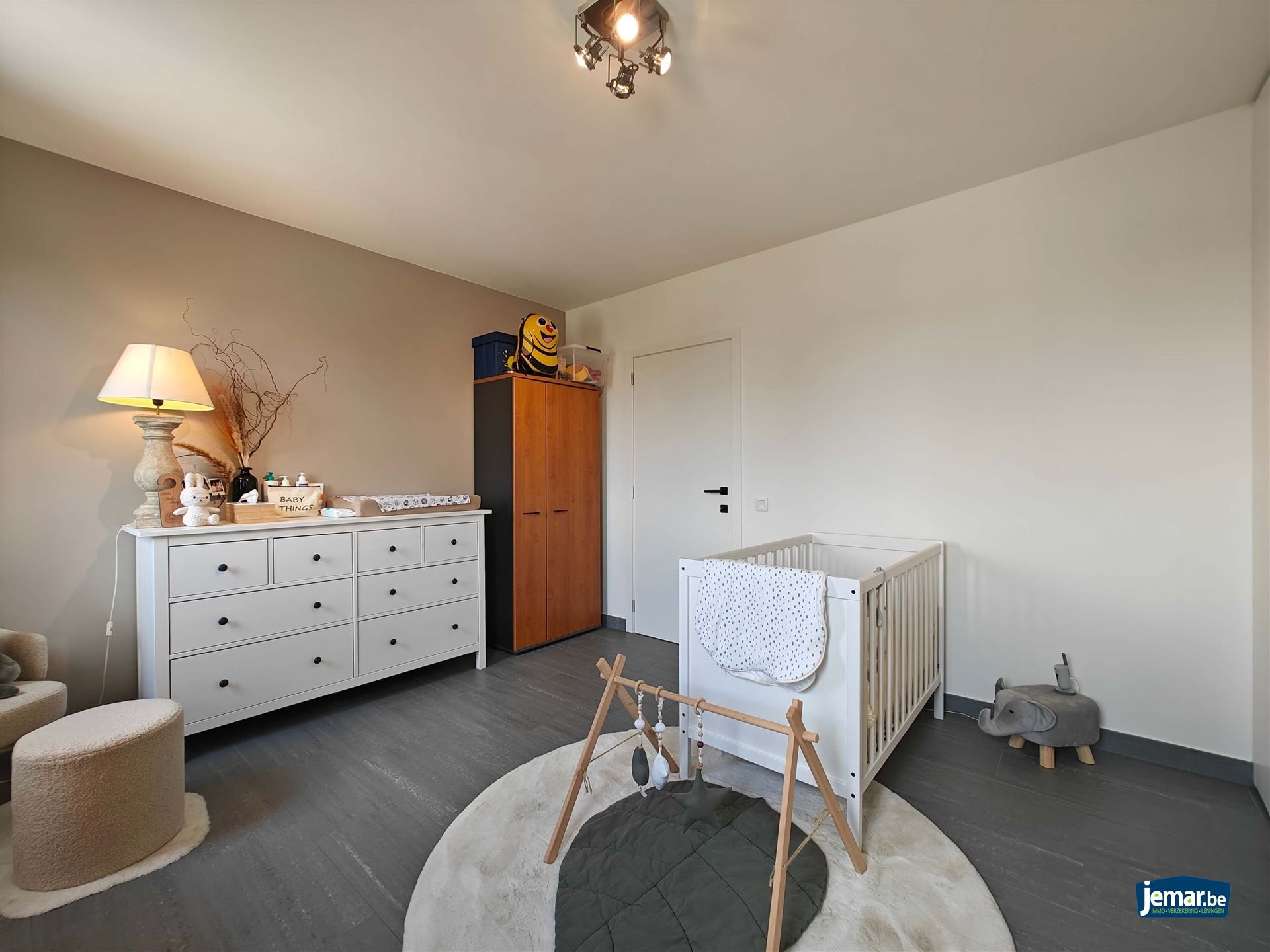 Instapklaar triplex appartement met 2 slaapkamers een zeer grote garage en een carport  foto 17