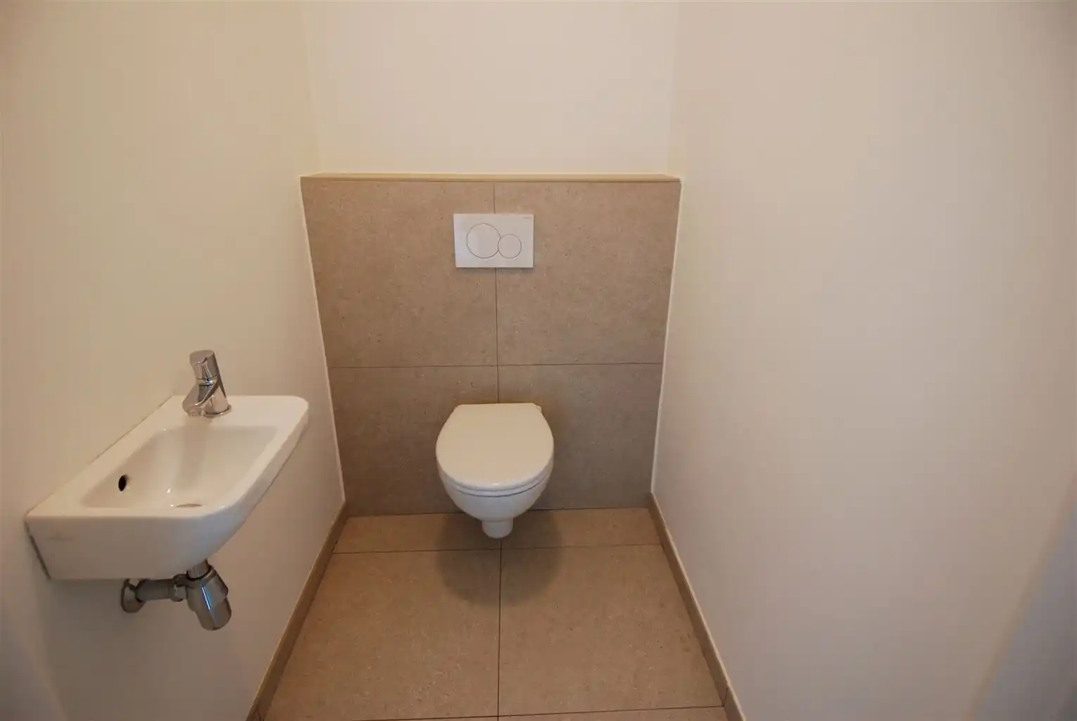 Ruim appartement met 2 slaapkamers, terras en autostaanplaats. foto 8