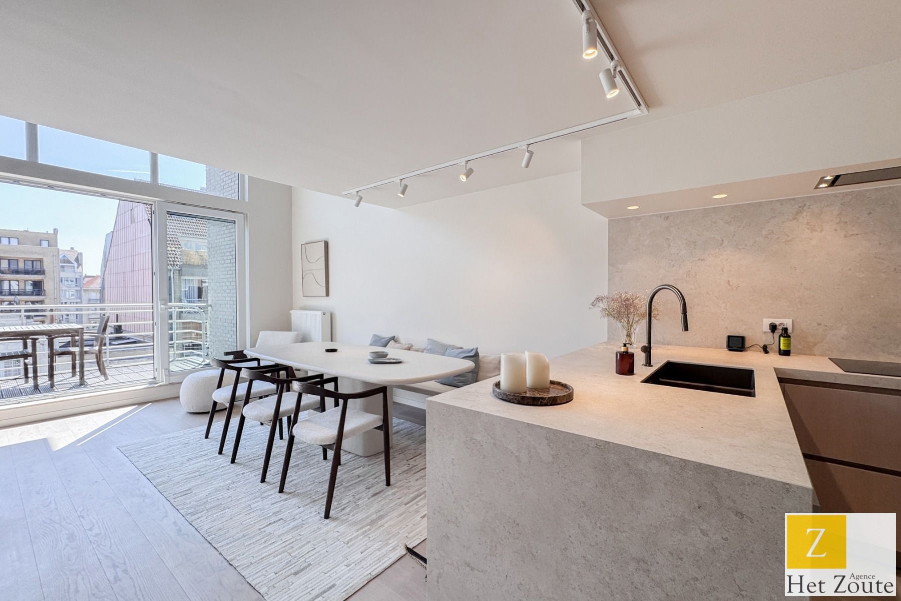 Gerenoveerd duplexappartement met ruim terras foto 11