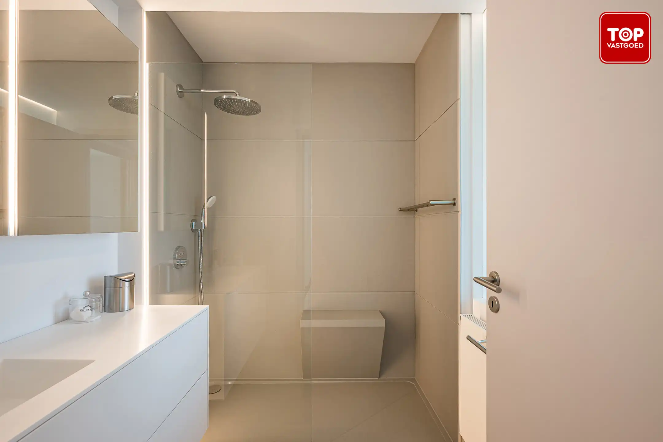 Hoogwaardig afgewerkte penthouse met 45m² terras. 2 slaapkamers, garage en staanplaats!  foto 18