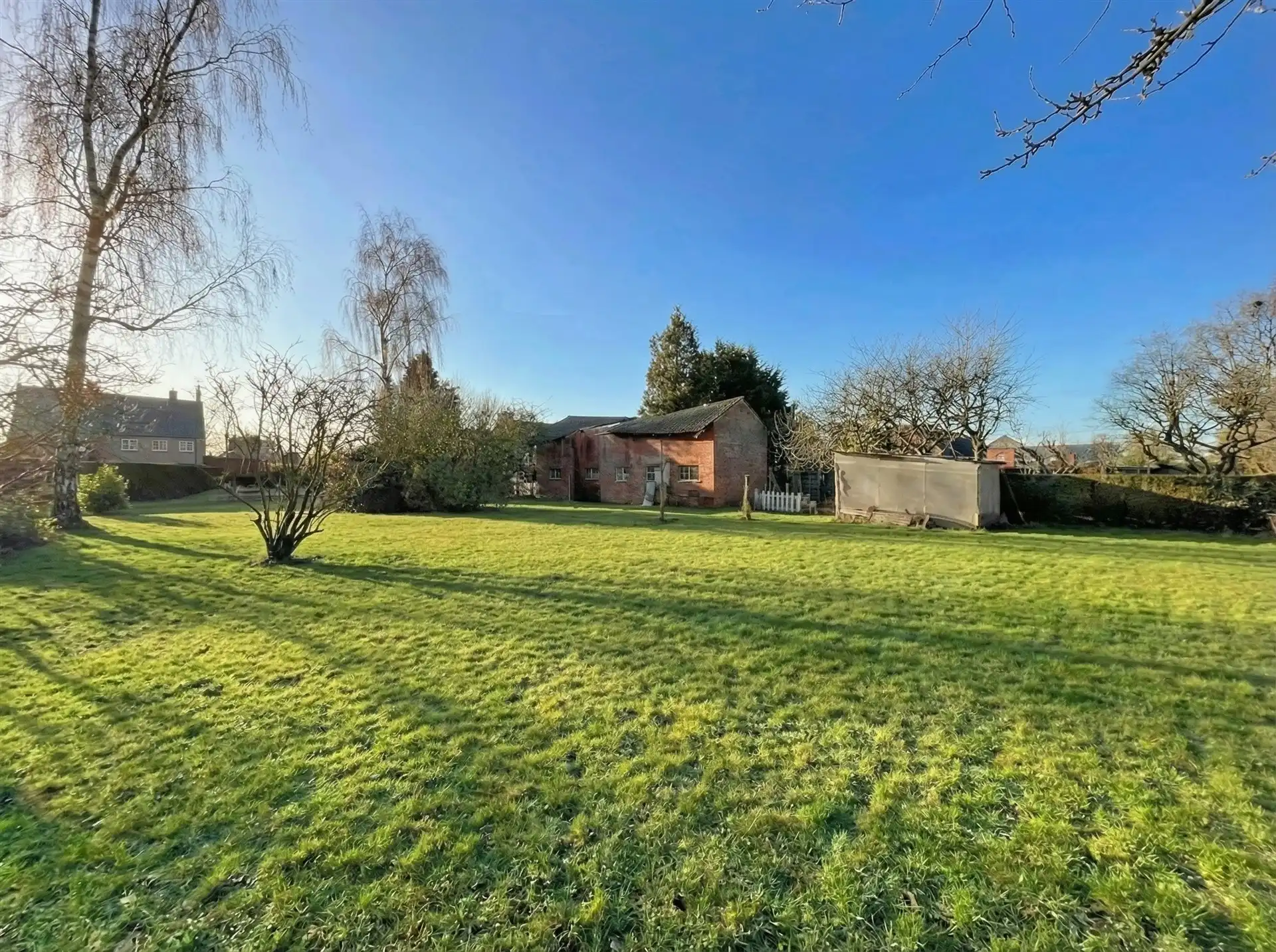 Hoofdfoto van de publicatie: te renoveren woning met schuur op prachtig perceel bouwgrond van 2.230m²