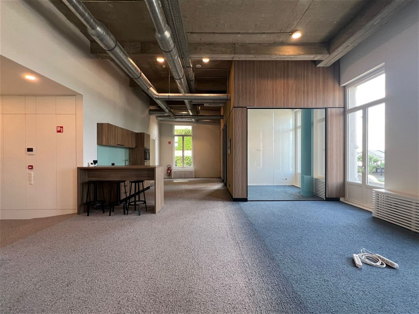 Instapklaar kantoor van 370 m² langs de kaaien met zicht op de Schelde foto 3