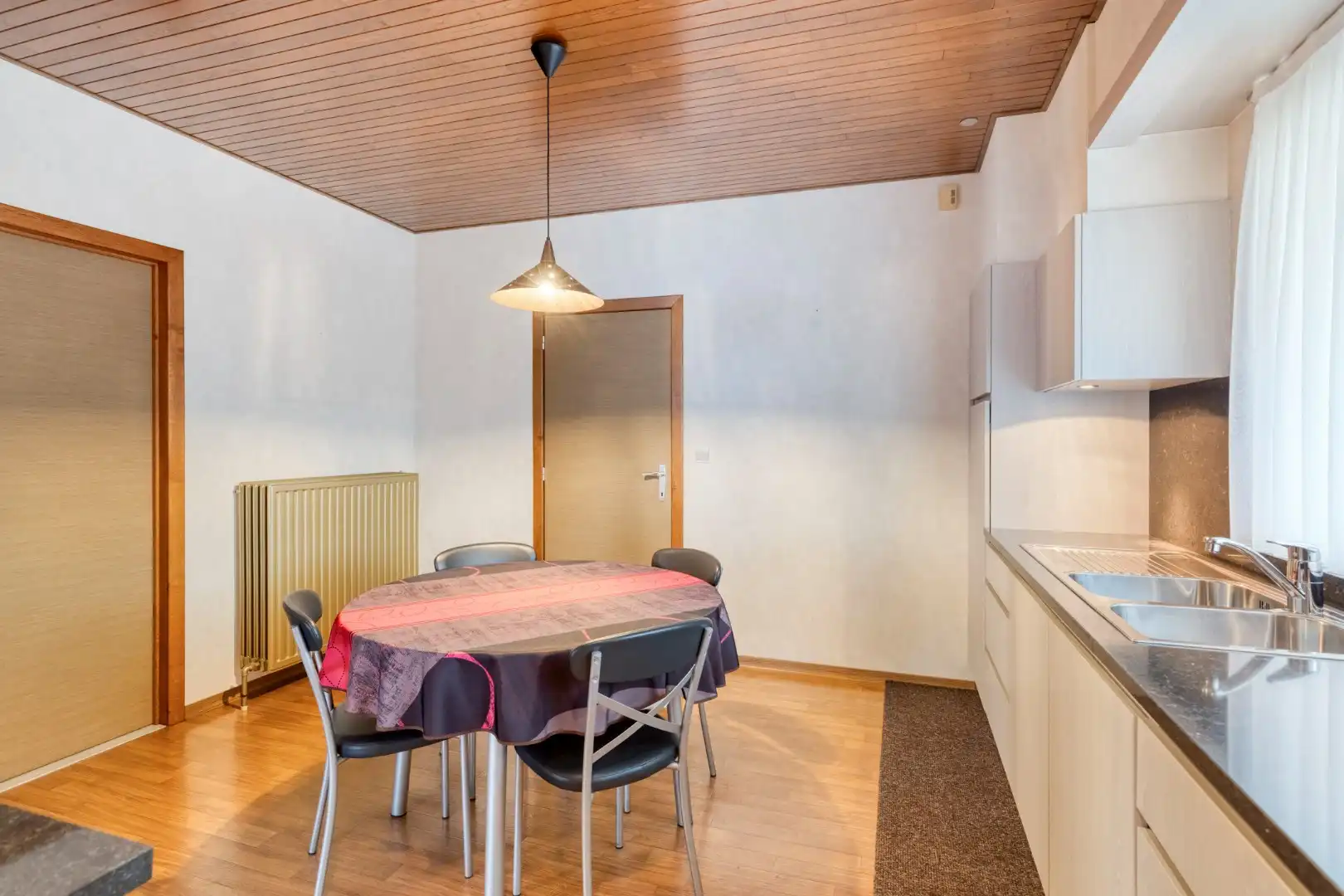 Goed onderhouden gelijkvloers woning op een rustige locatie. foto 11
