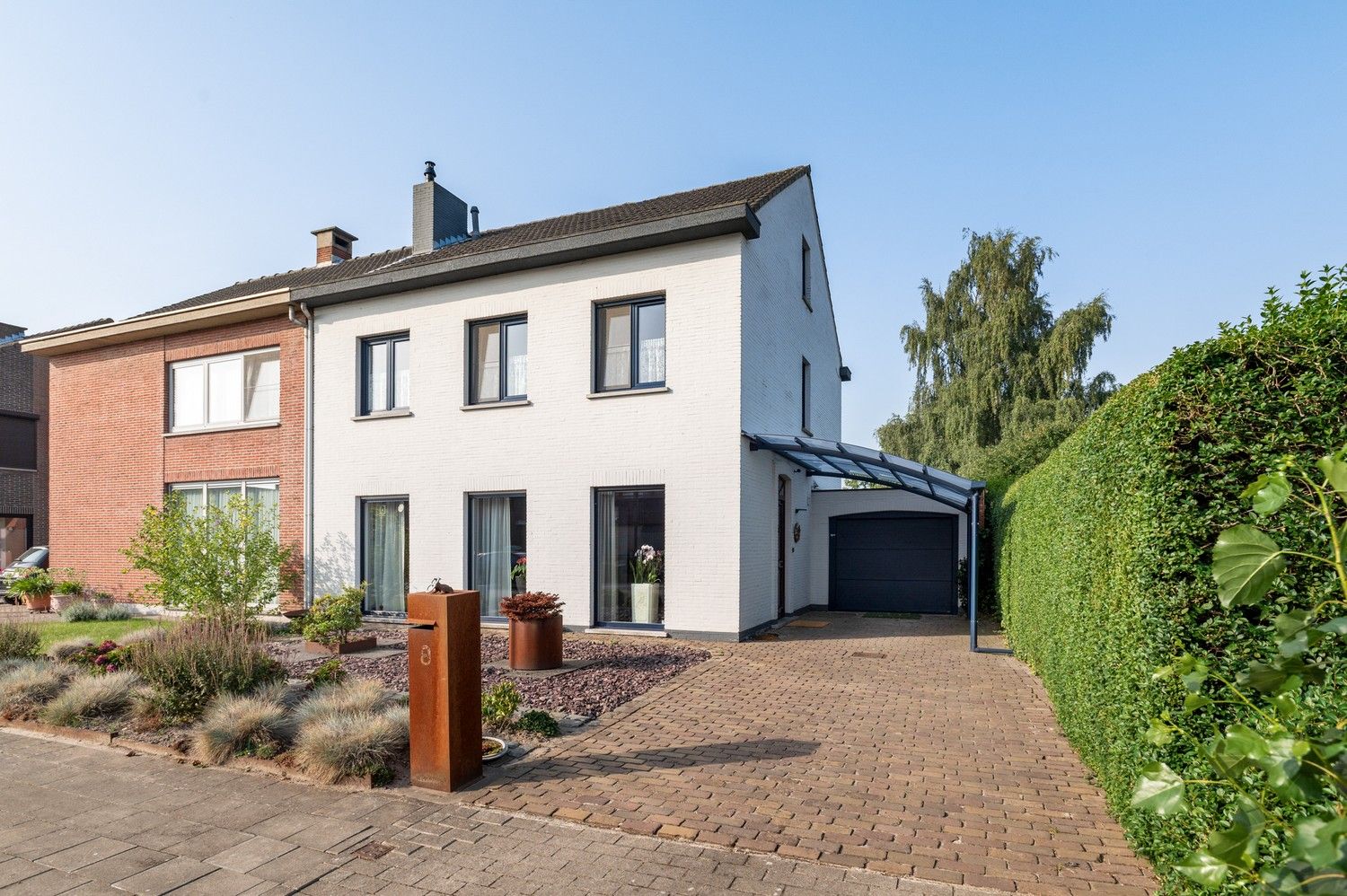 Charmante halfopen woning met 3 slaapkamers met ruime tuin in een doodlopende straat te Burcht! foto {{pictureIndex}}