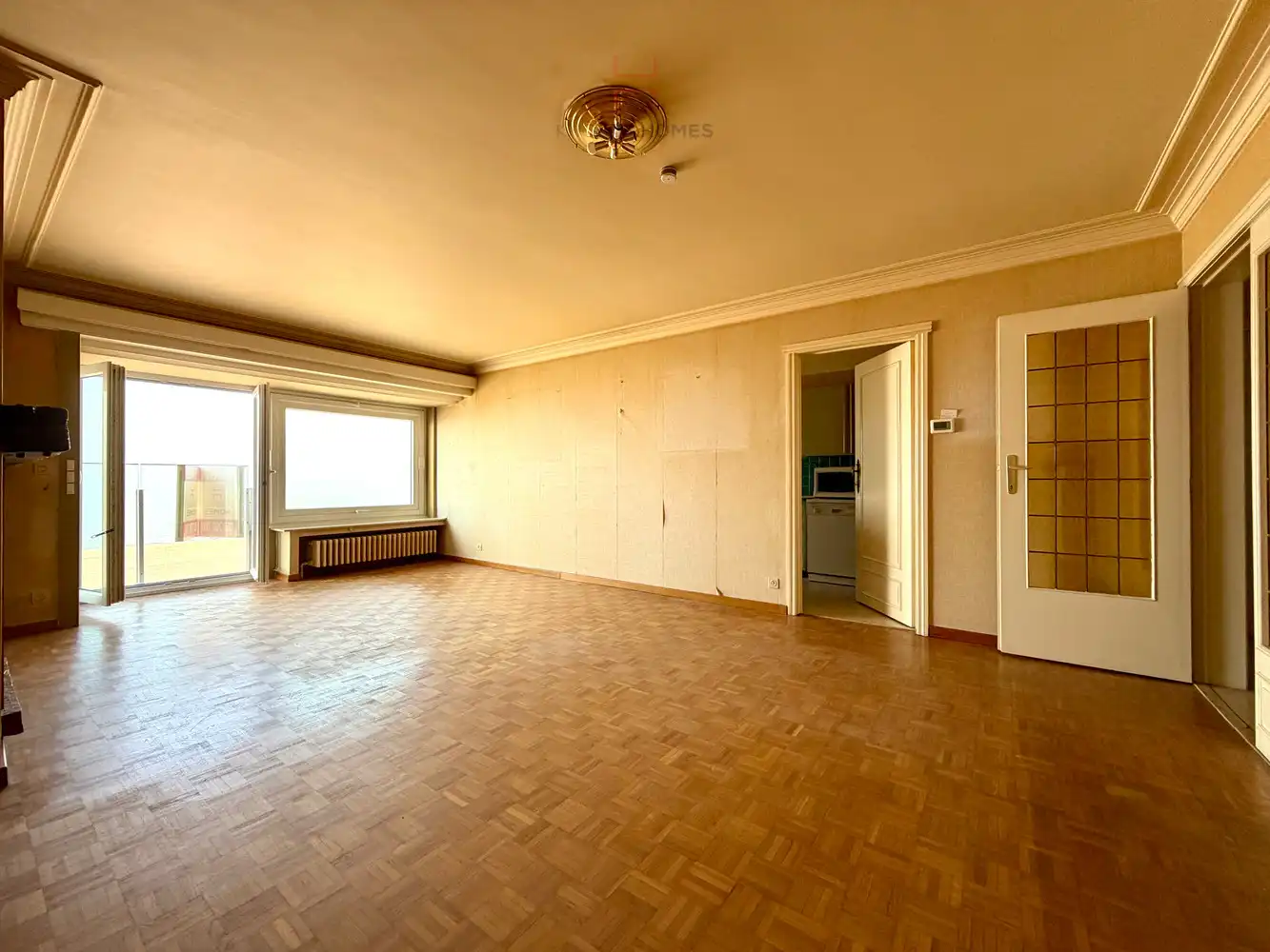 Ruim vier-slaapkamerappartement met prachtig frontaal zeezicht foto 4