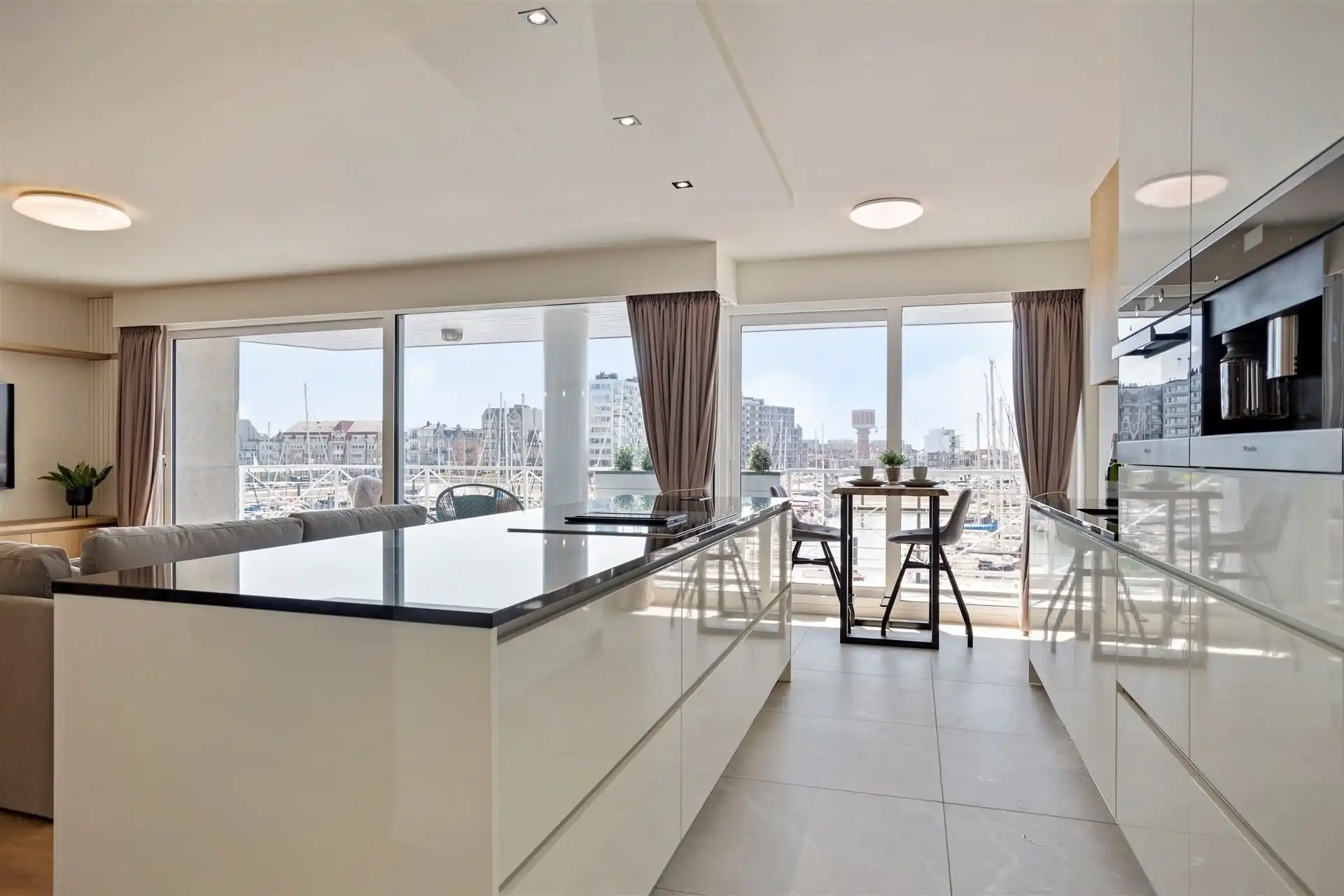 LUXUEUS / MOG. TOT GARAGEBOX foto {{pictureIndex}}