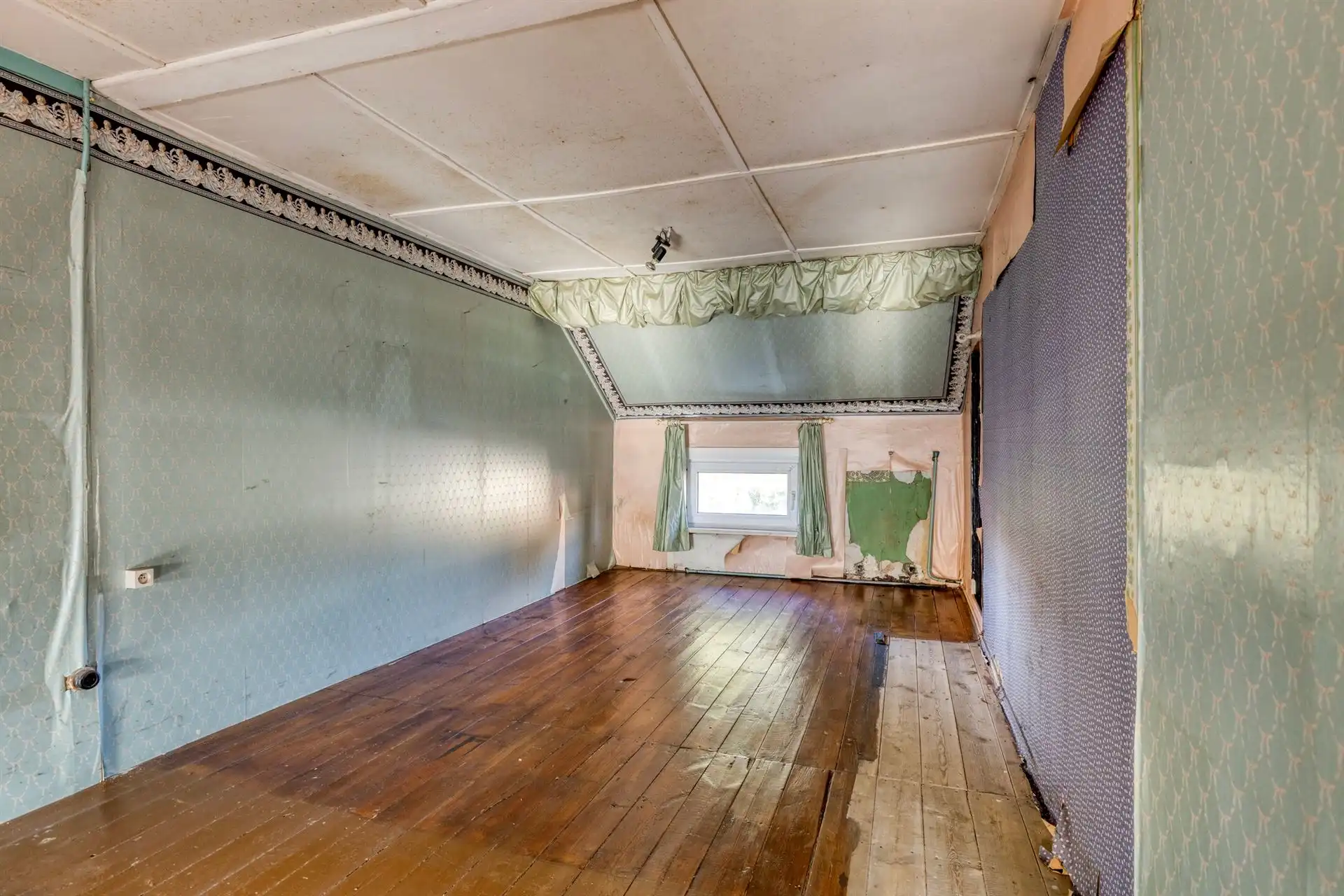 Te renoveren woning met veel potentieel foto 16