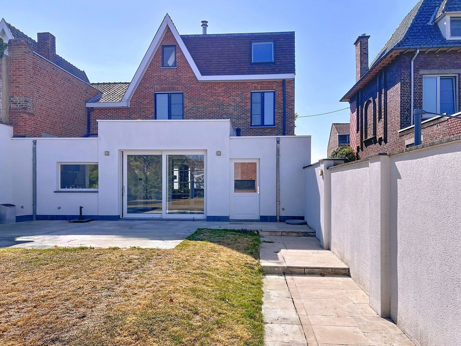 Prachtig HERENHUIS (met o.a. 5 slpk, garage en tuin), apart KANTOOR-gebouw en 630 m2 MAGAZIJNEN op zeer goede ligging te KORTRIJK ! foto 2