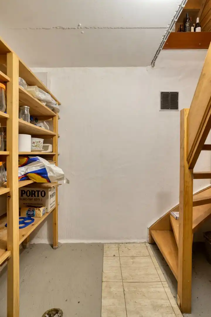 Alleenstaande woning met 2 slaapkamers, garage en grote tuin - verscholen in het groen. foto 24