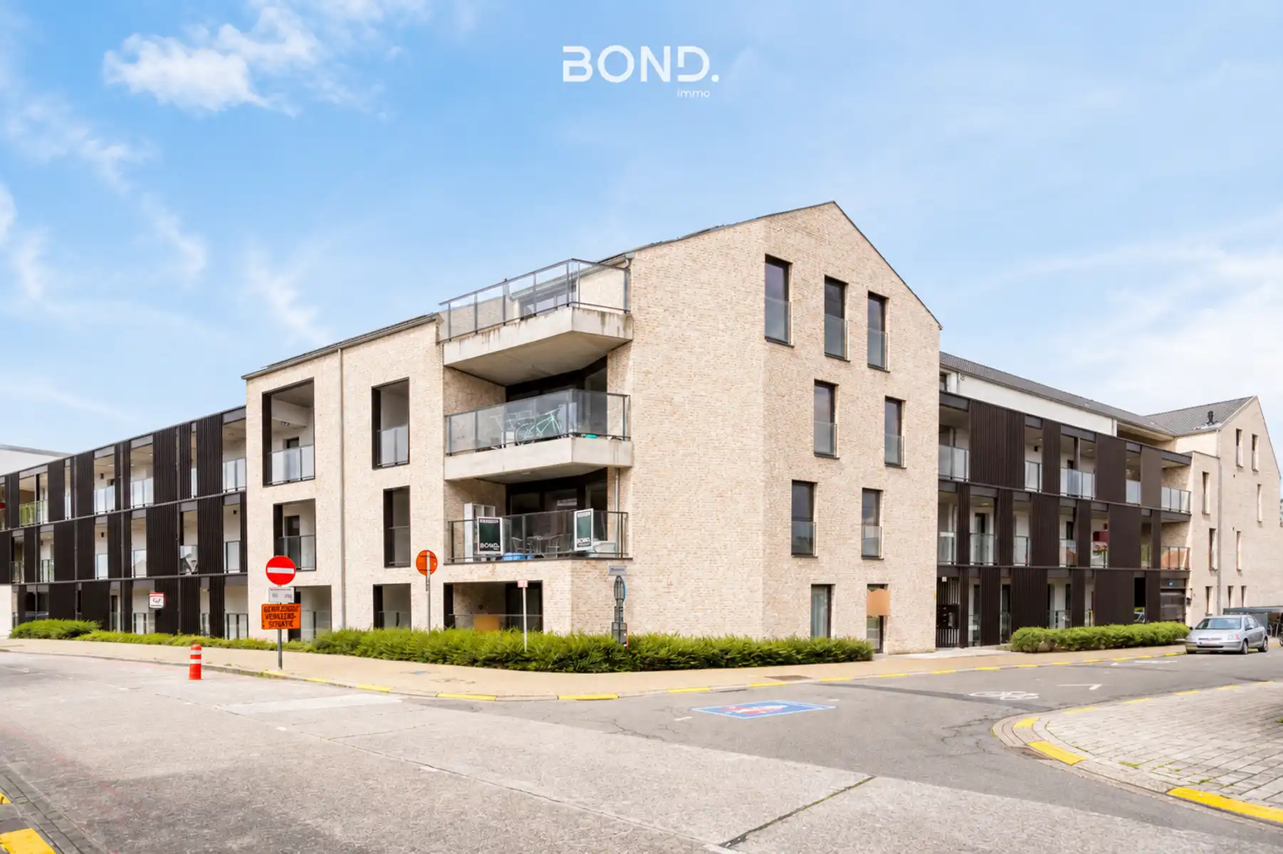 Instapklaar 2-slaapkamer appartement met terras en parking foto 2
