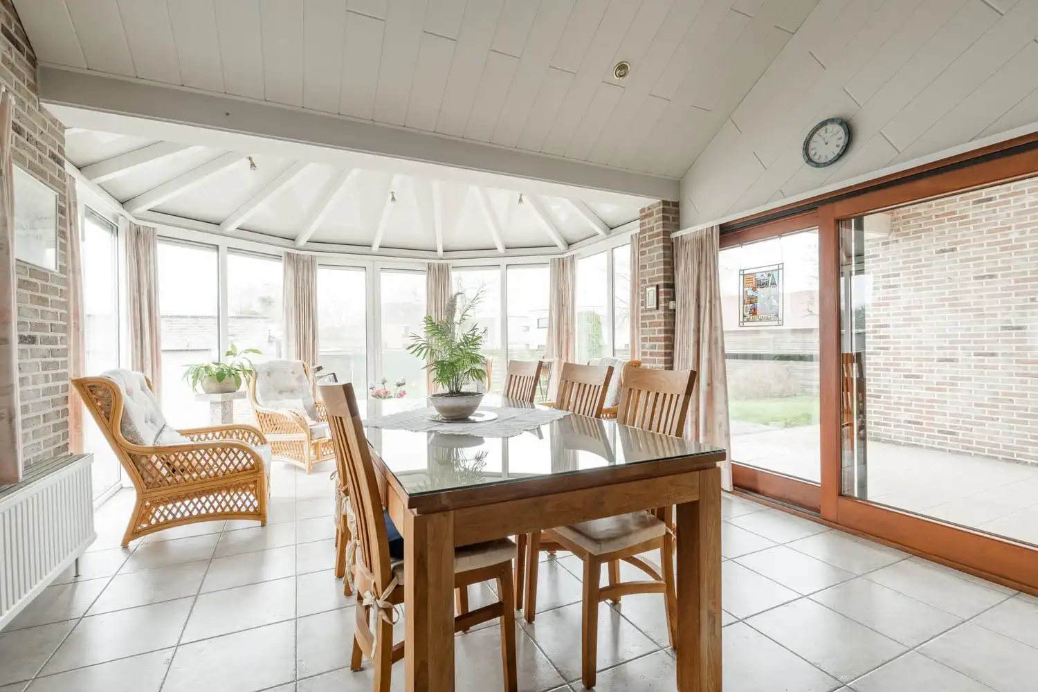 Mooie vrijstaande woning te koop vlakbij het centrum met 4 slaapkamers rustig gelegen op 10a10ca. foto 8