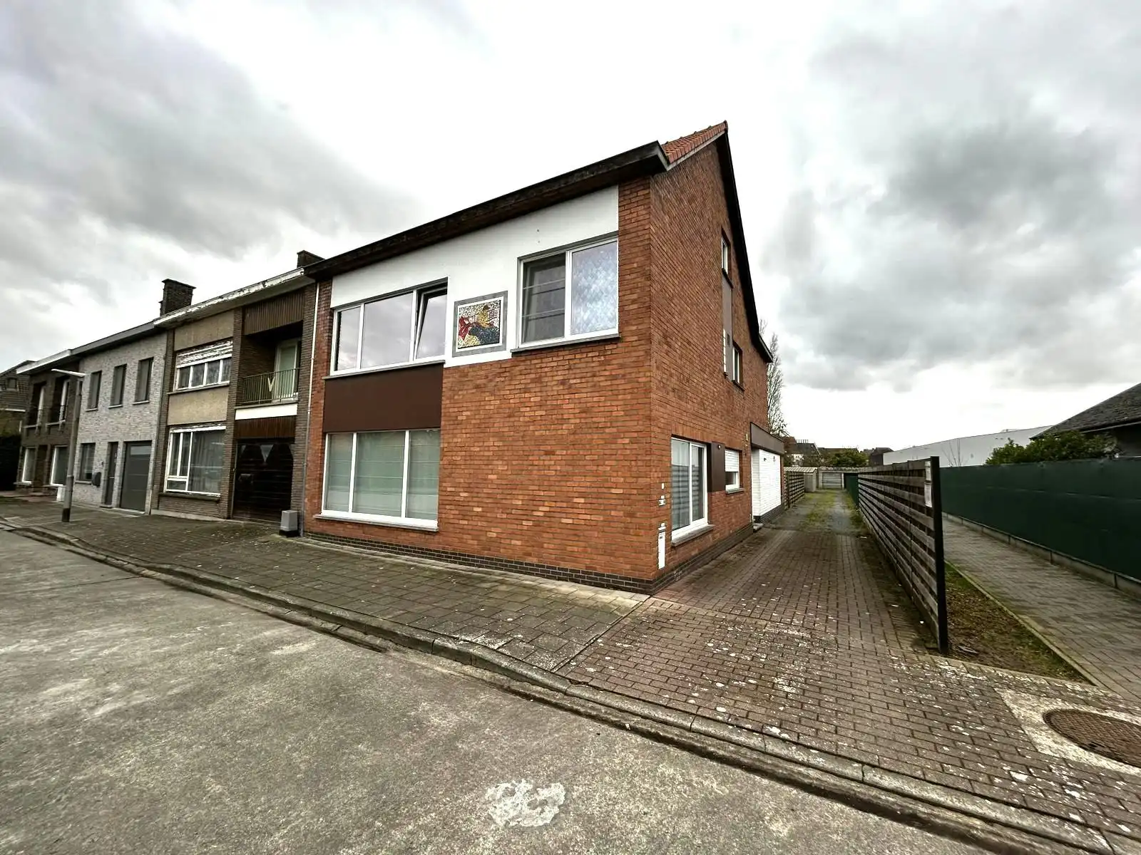 Building met twee verhuurde appartementen en 4 garages foto 19