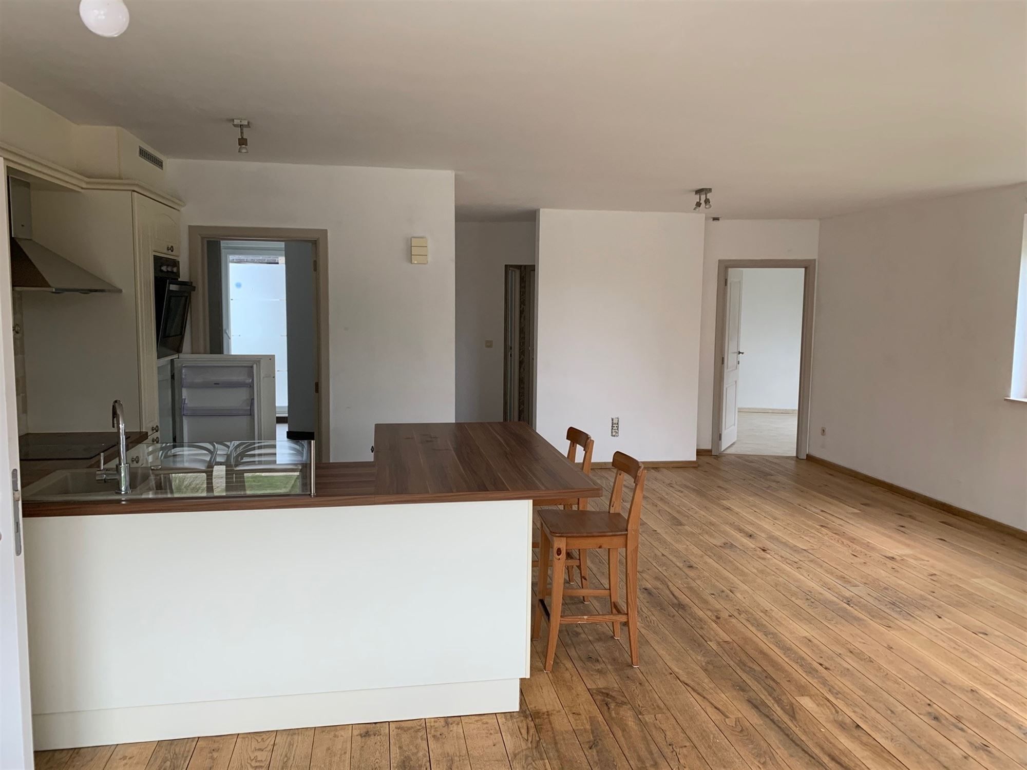 GELIJKVLOERS APPARTEMENT MET 2 SLAAPKAMERS, TERRAS, BERGING EN AUTOSTANDPLAATS TE BERINGEN foto 2