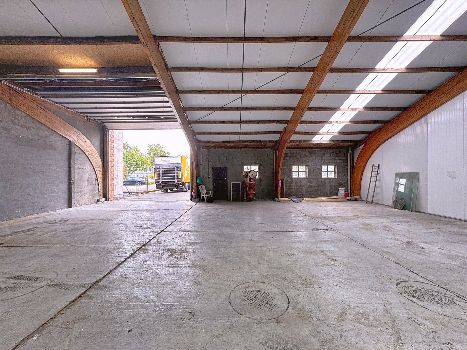 Instapklaar en geïsoleerde OPSLAGRUIMTE (384m²) met hoge sectionaalpoort op TOP-LIGGING te 8200 Brugge (Sint-Michiels)! foto 7