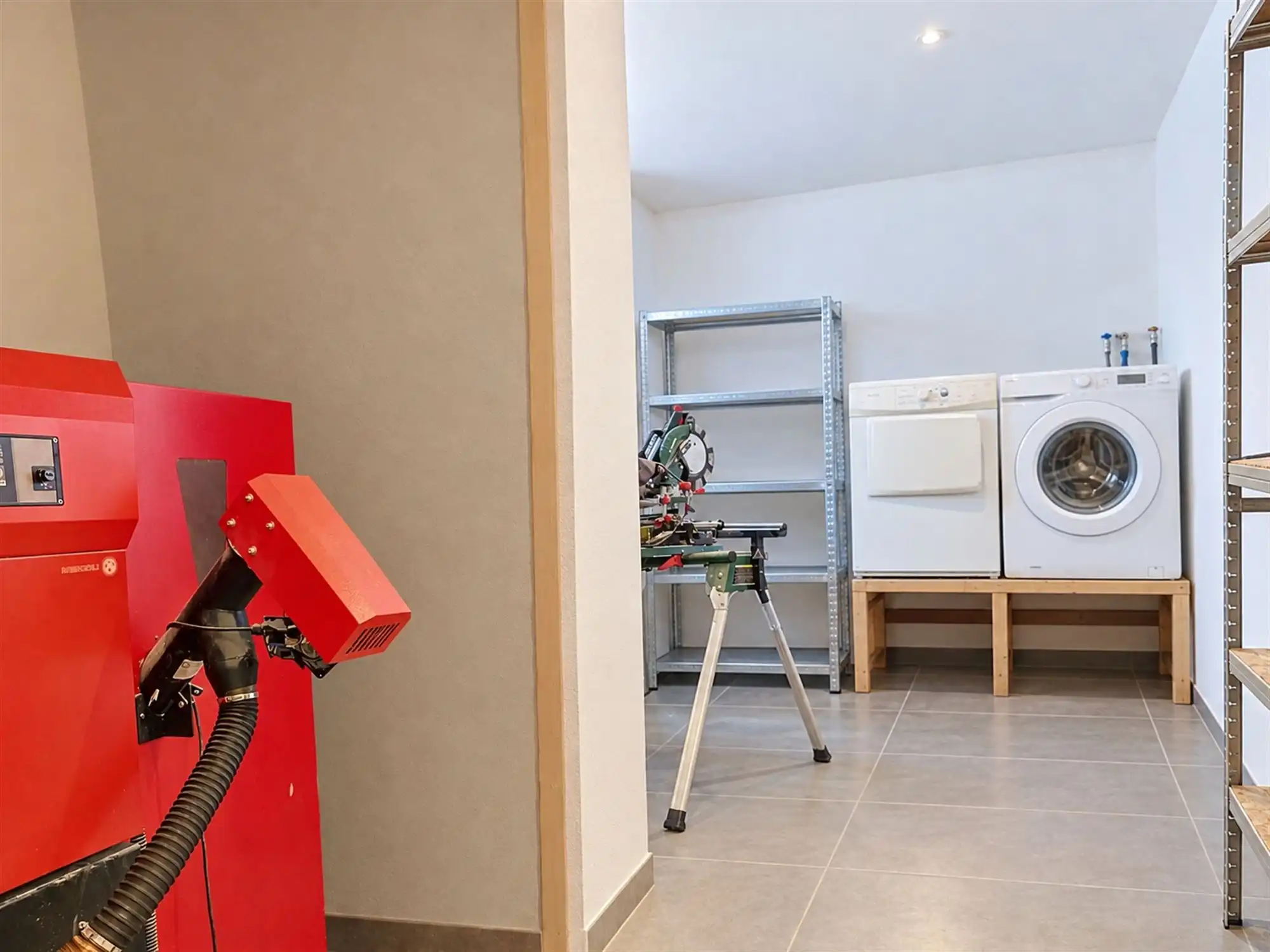 2 slaapkamers en een bureau foto 8