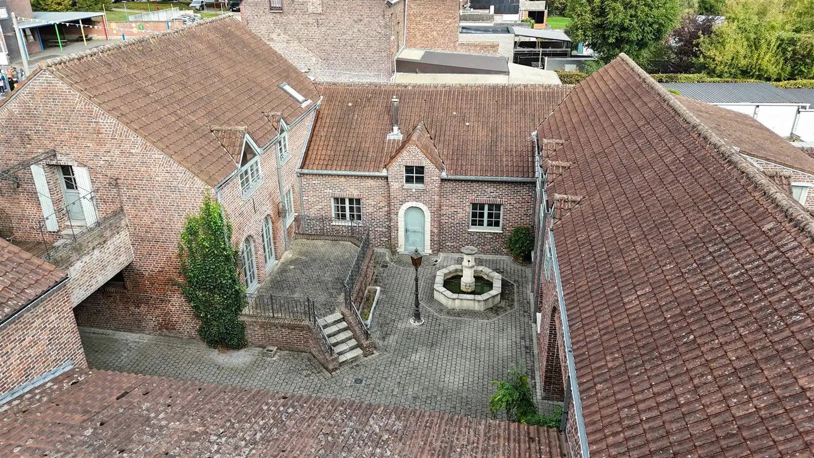 Handelscomplex met appartement in centrum Landen foto 35