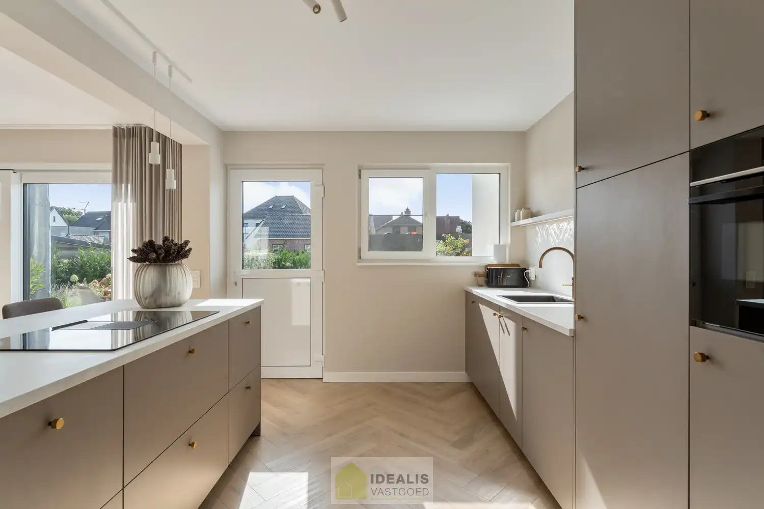 IDEALIS VASTGOED – Een prachtige instapklare woning in het fijne Hamont op een steenworp van de NL-grens! foto 17