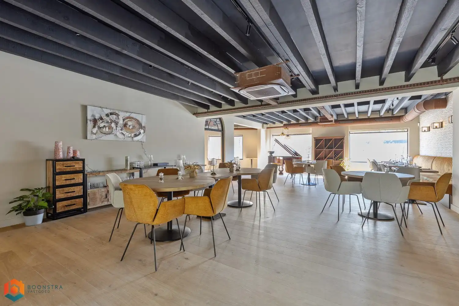 Grondig gerenoveerd handelsgelijkvloers met woonst en ruime parking foto 6