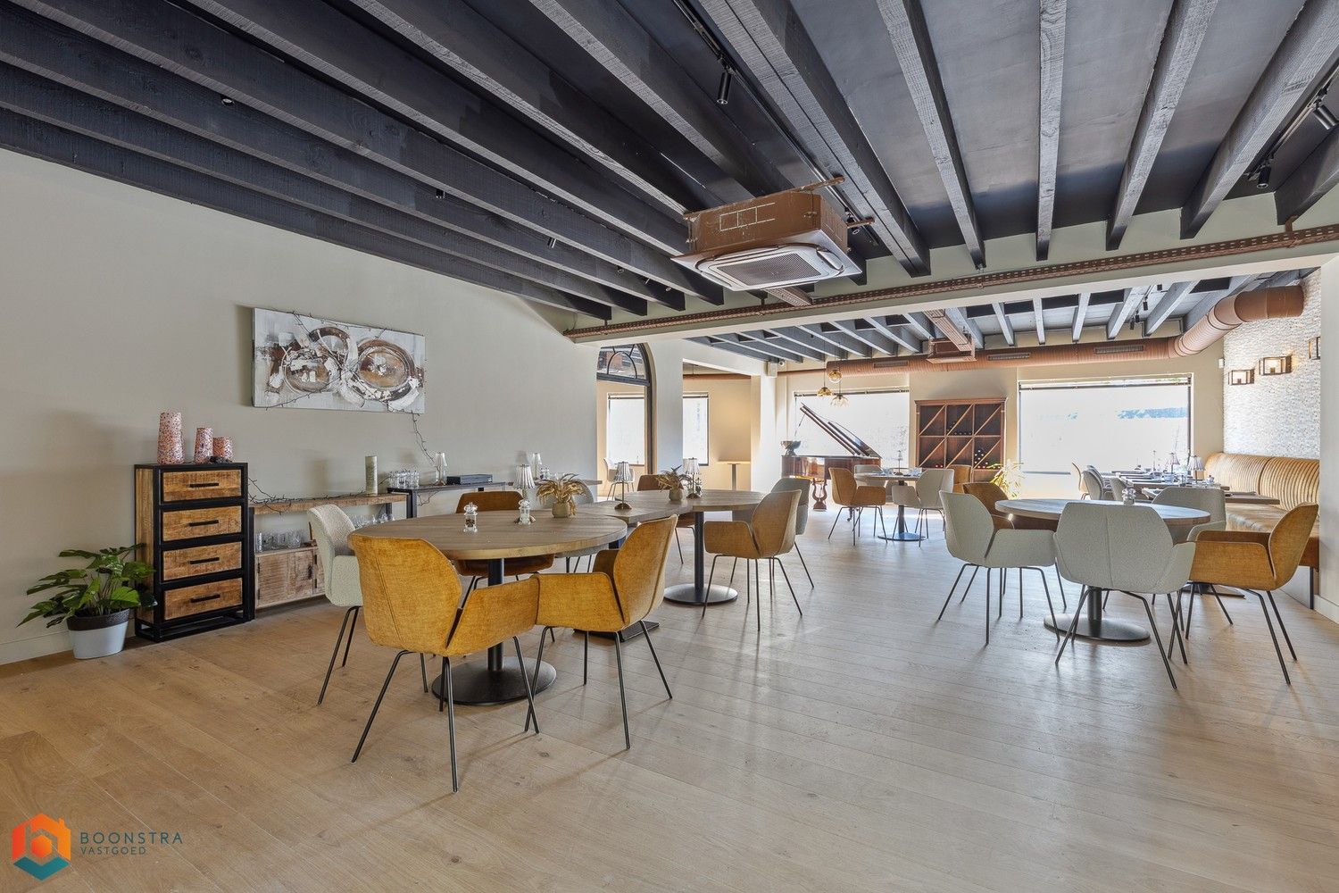 Grondig gerenoveerd handelsgelijkvloers met woonst en ruime parking foto 6