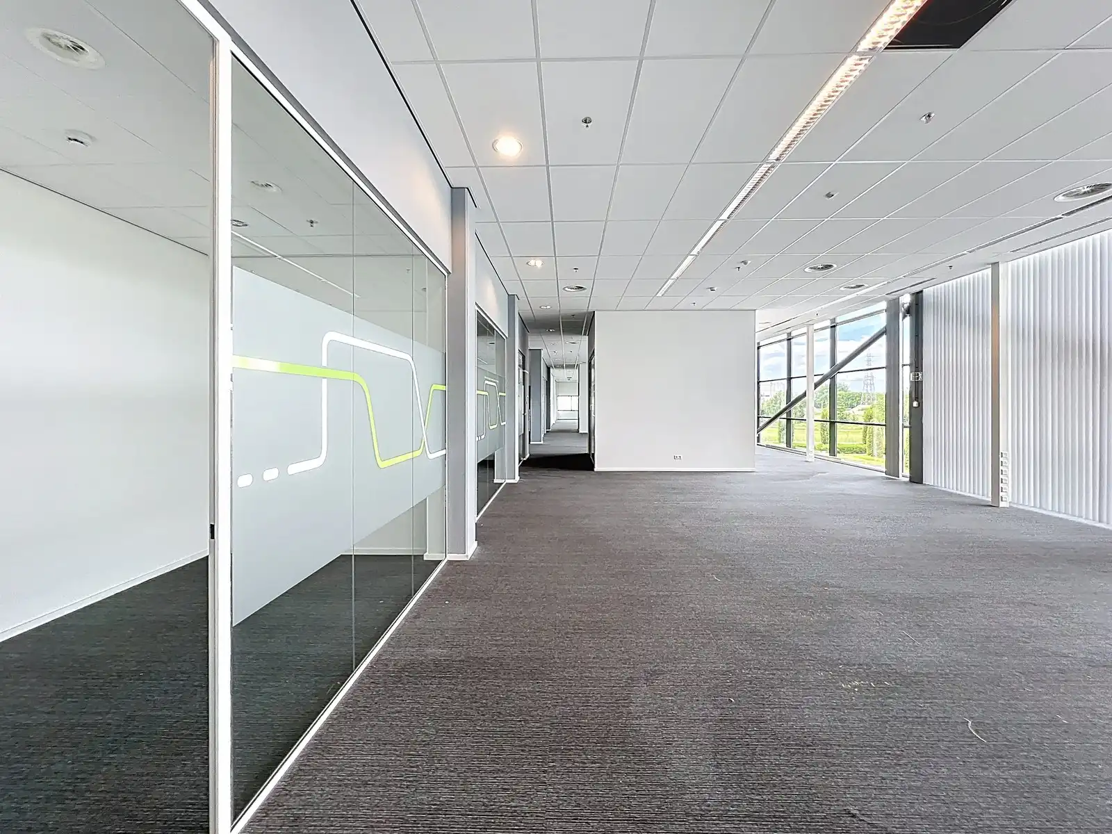 LICHTRIJKE kantoorruimten (1.400 tot 1.800m²) aan ZEER interessante voorwaarden nabij afrit Kortrijk-Oost E17. Onmiddellijk beschikbaar! foto 11