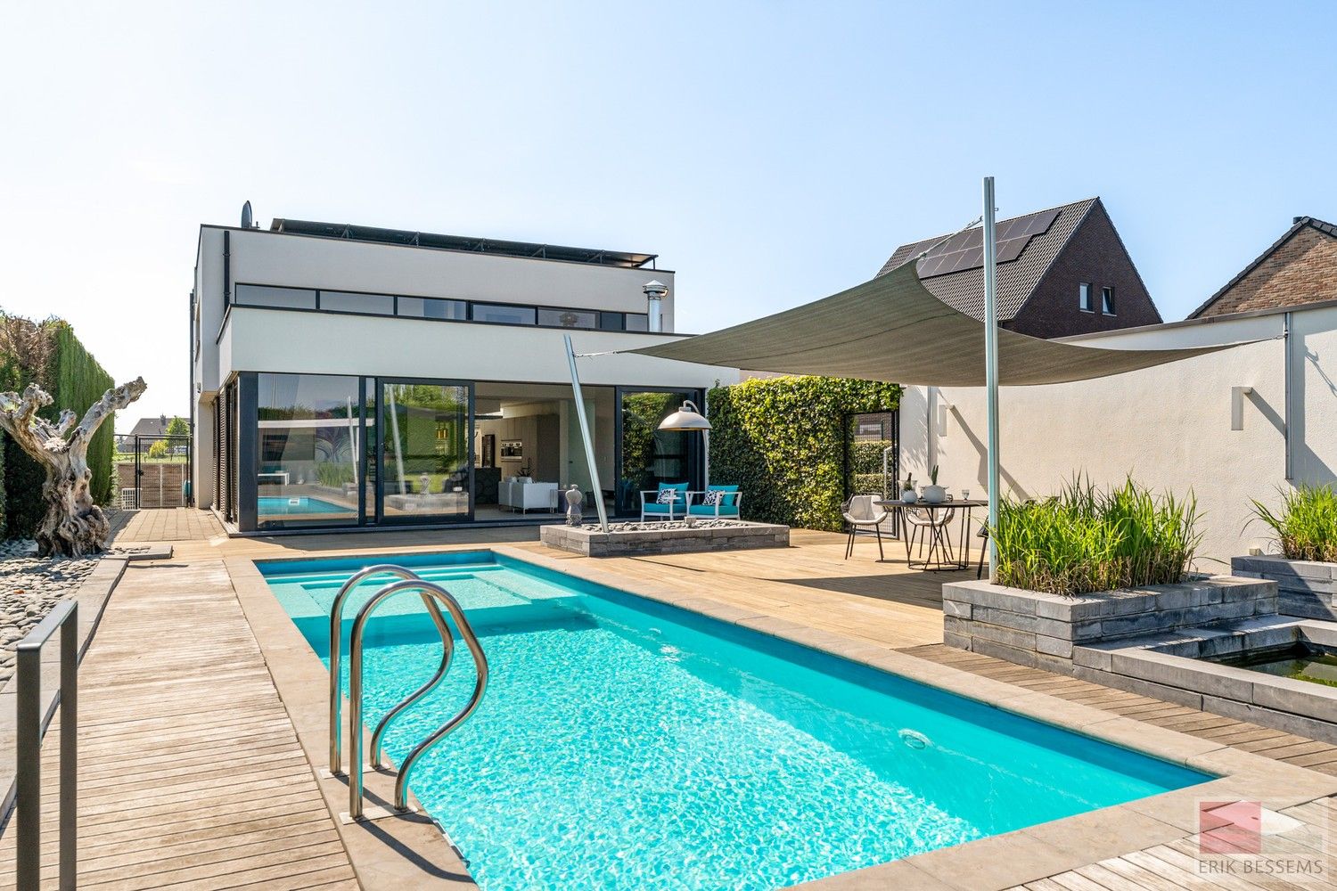 Moderne villa, gelegen op een perceel van 1.126 m², biedt 360 m² hoogwaardige woonoppervlakte foto 2