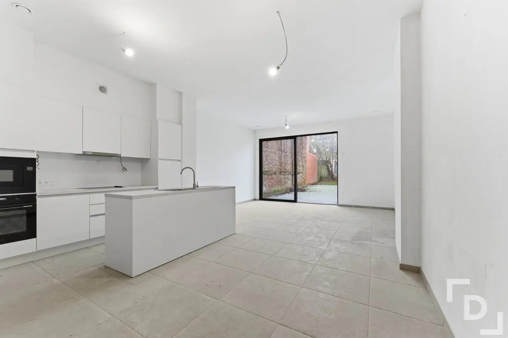 Nieuwbouwappartement met terras en tuin te koop in centrum Ieper. foto 2