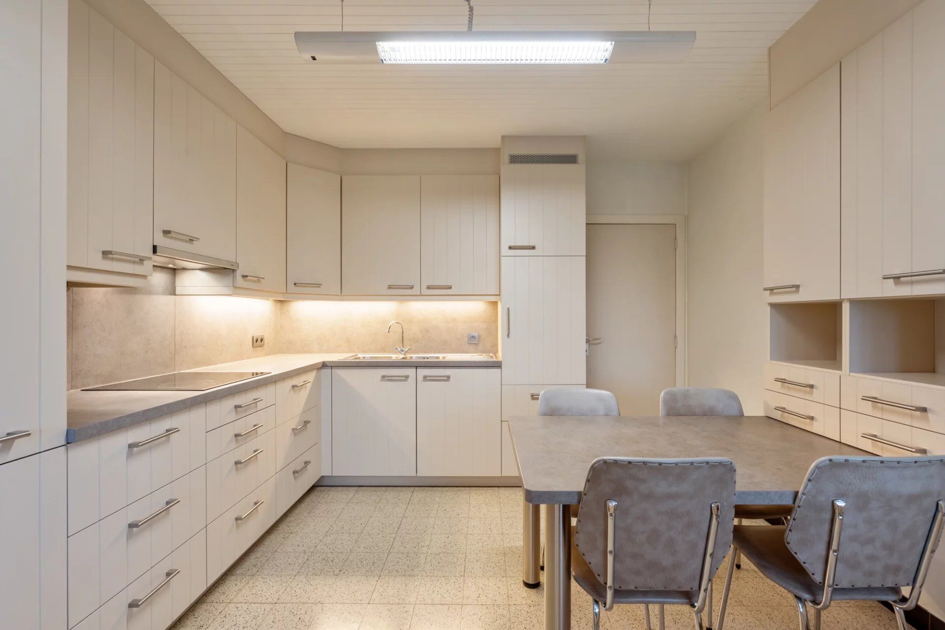 Gezinswoning op ruim perceel te Heusden foto 6