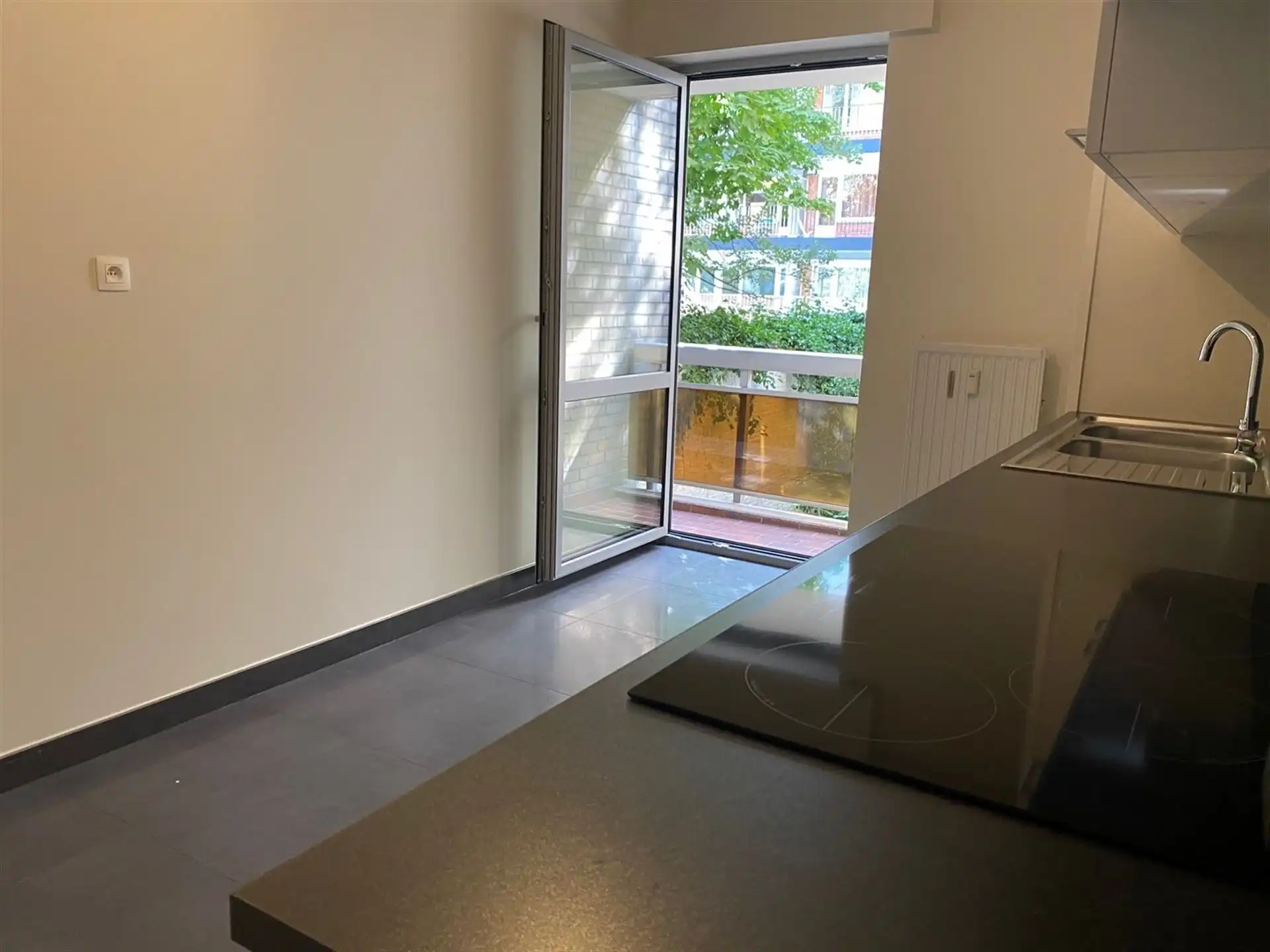 Gerenoveerd appartement met 2 slaapkamers en terras foto 7