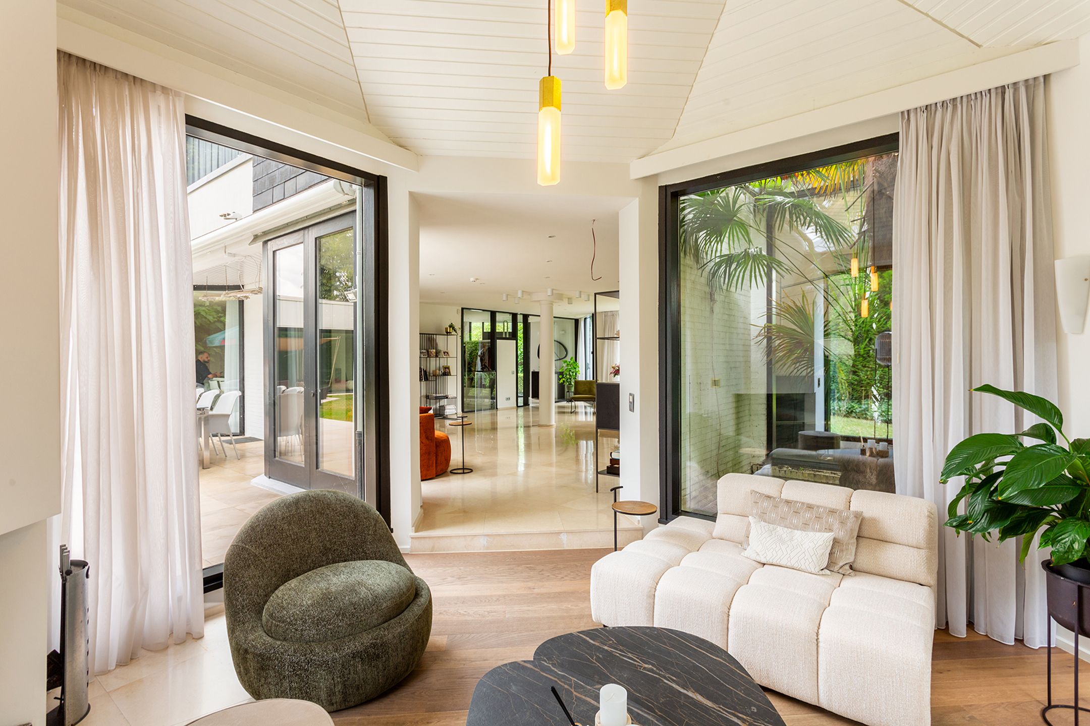 Topgelegen architectenwoning met ruim tuin en binnenzwembad. foto 7