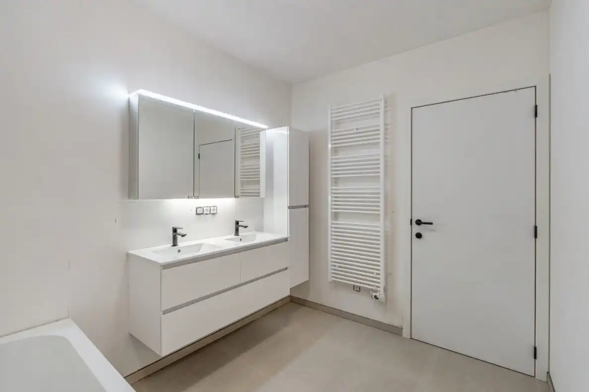 TE KOOP – Ruim nieuwbouw gelijkvloers appartement met tuin en garage in het centrum van Helchteren foto 3