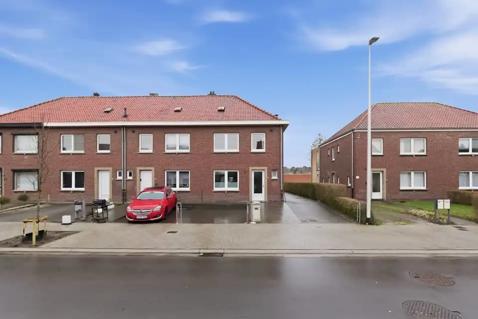 INSTAPKLARE WONING MET TWEE GARAGES IN TONGEREN foto {{pictureIndex}}