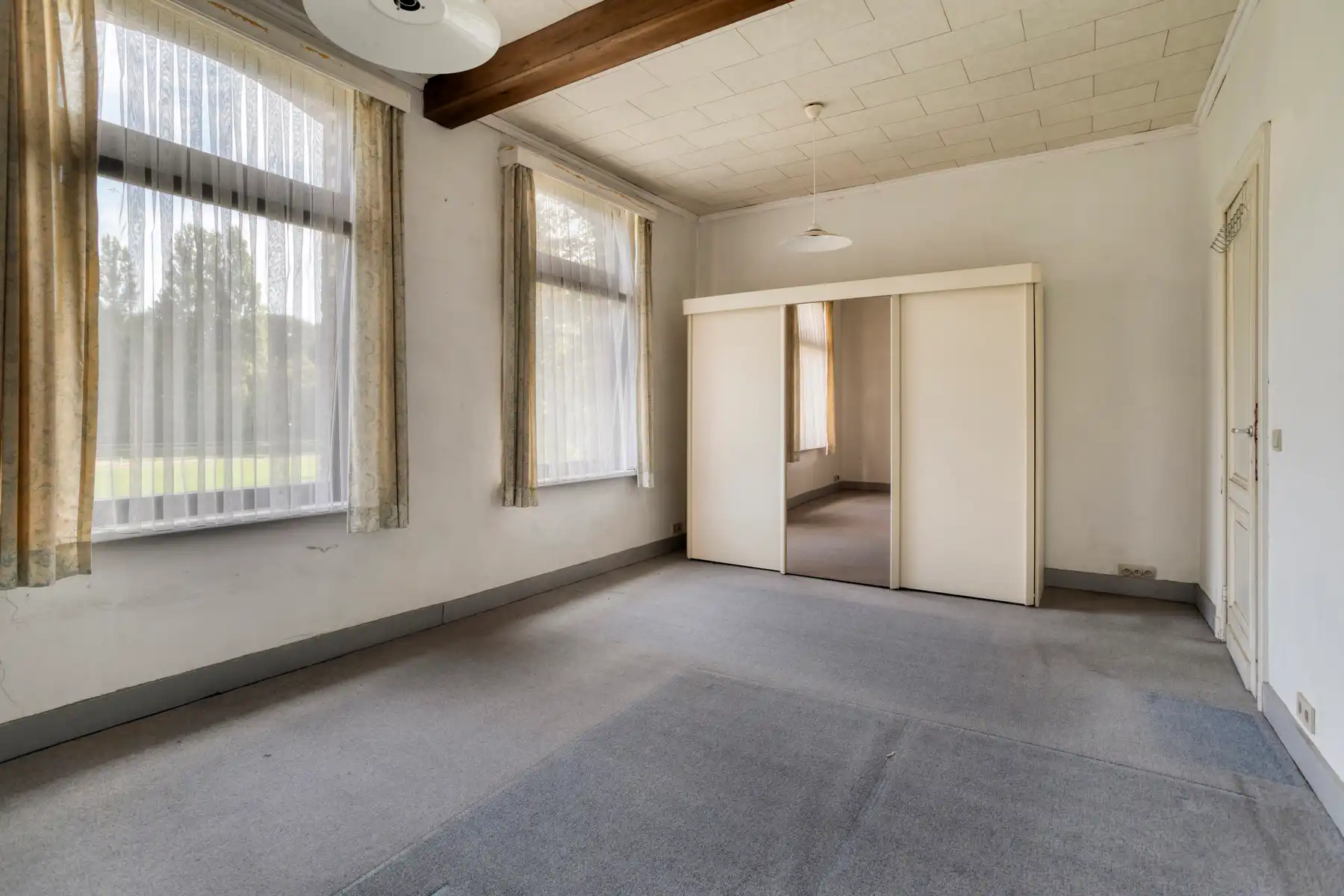 Te renoveren woning met ruime tuin aan Fort II Wommelgem. foto 12