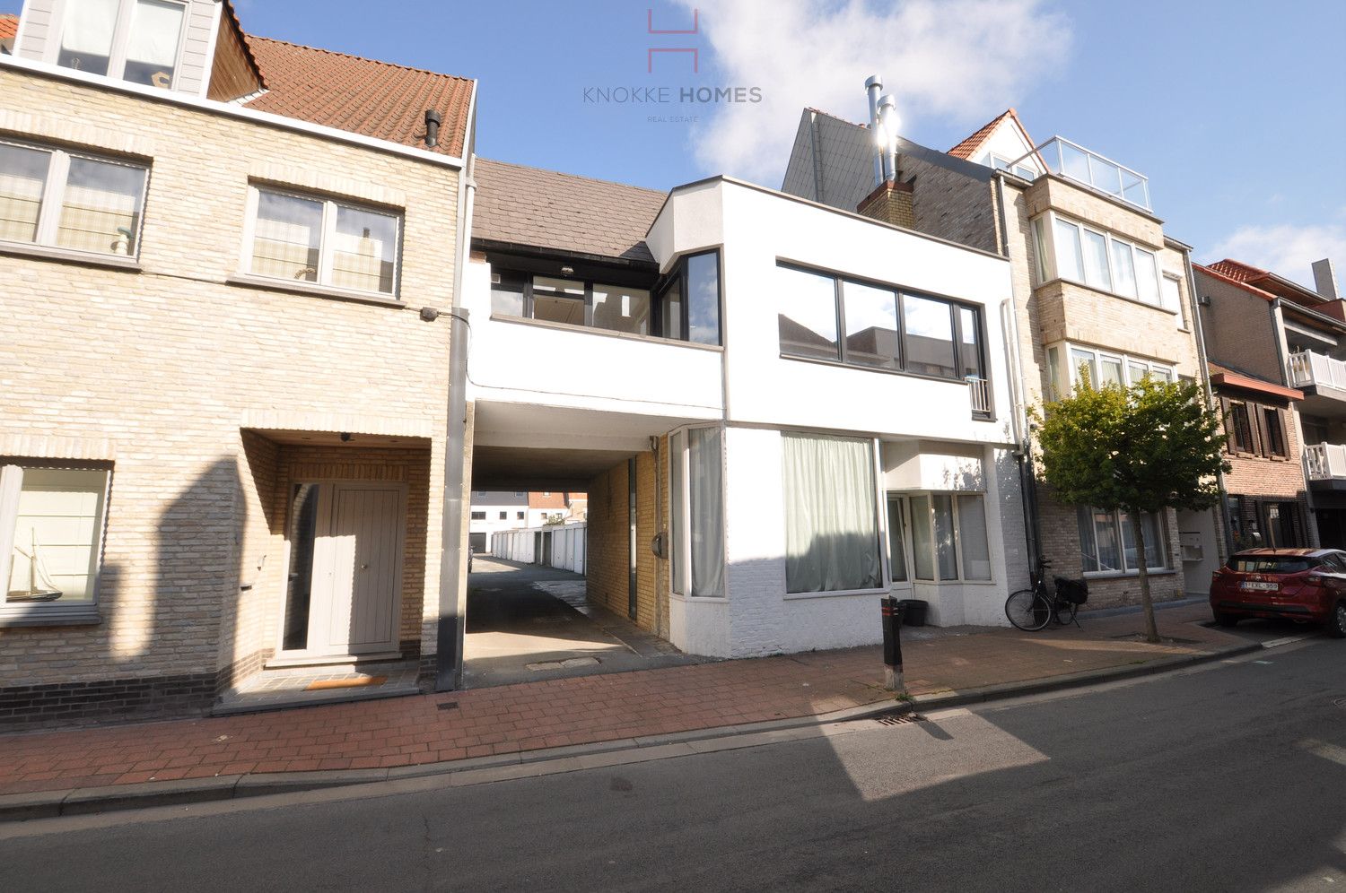 Parking te huur in het centrum van Heist foto {{pictureIndex}}