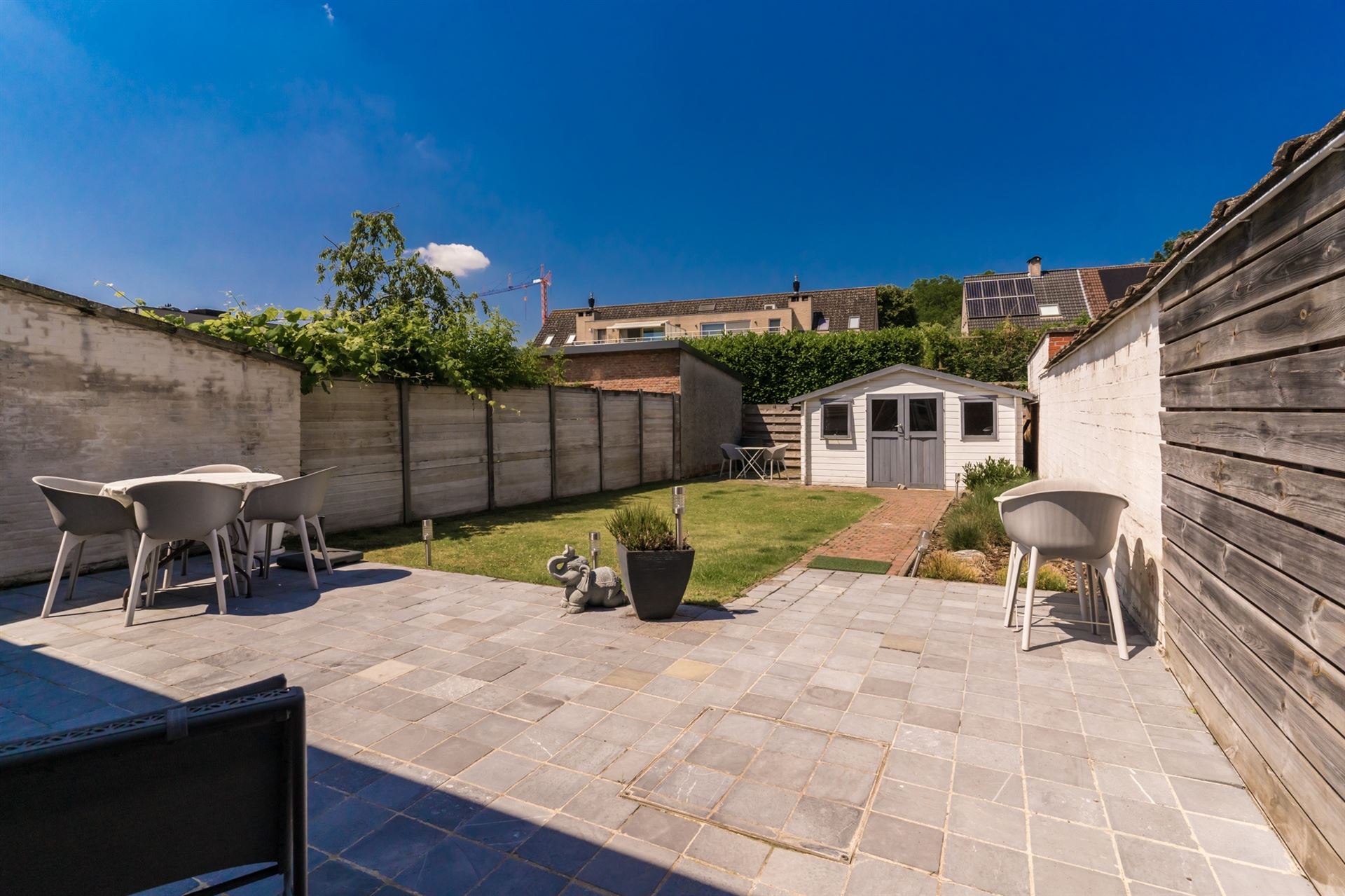 Prachtig gerenoveerde woning met grote tuin en zijingang! foto 17