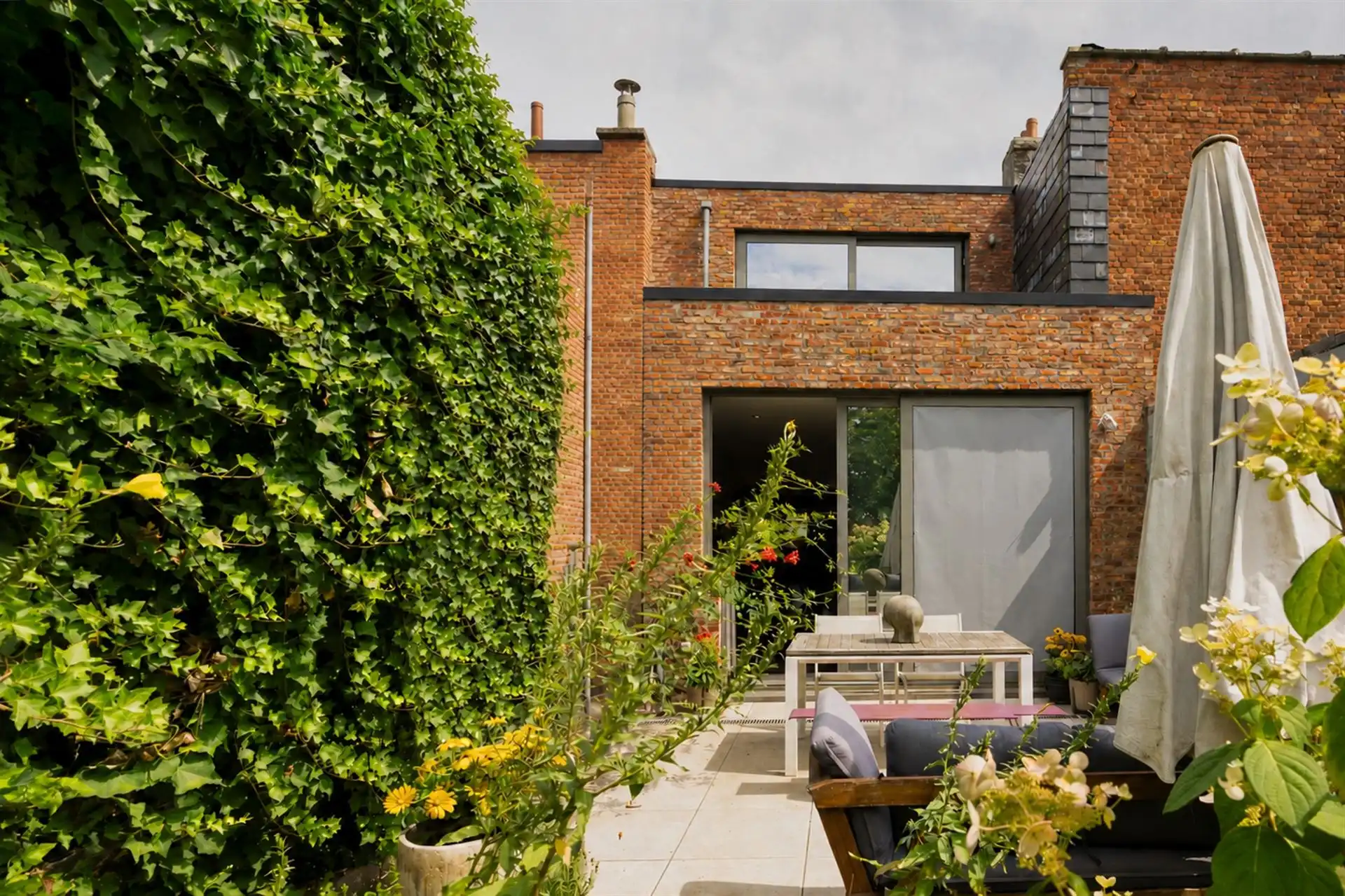 Rustig wonen aan het water met een zonnige, biodiverse tuin foto 3
