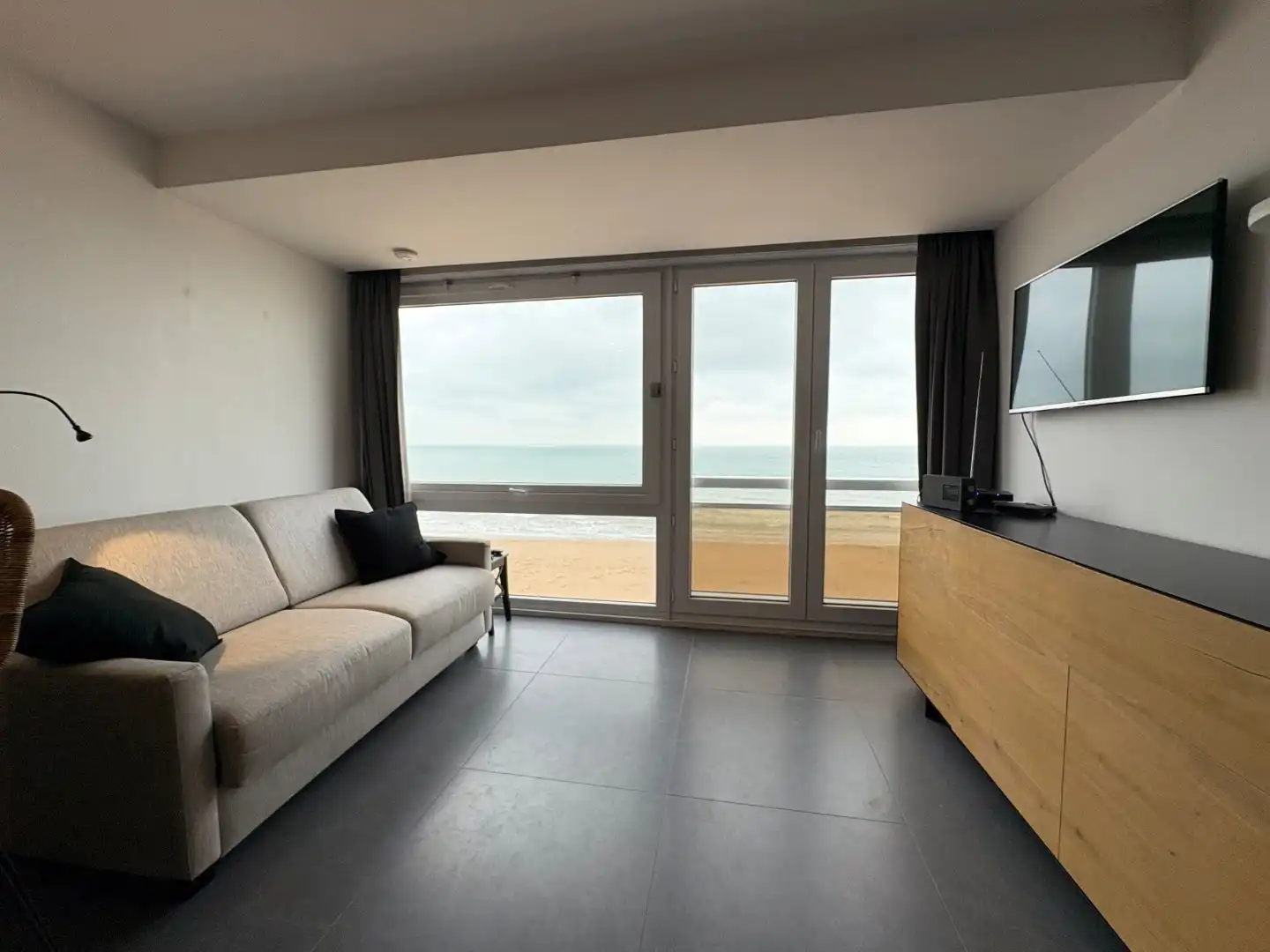 Te koop: gerenoveerde studio met frontaal zeezicht – ideaal als investering* foto 13