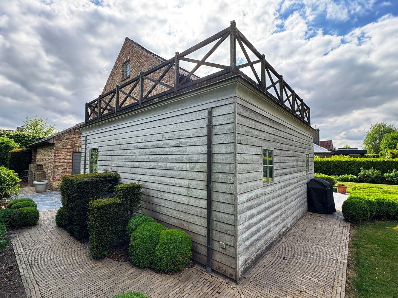Hedendaags landelijk en rustig wonen in deze opmerkelijke villa met aangelegde tuin. foto 35