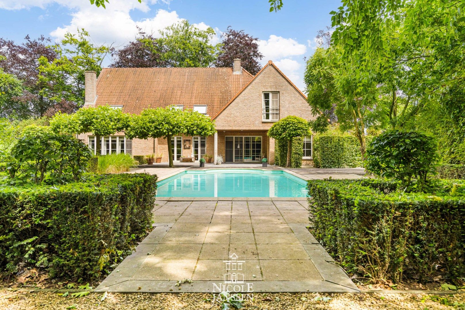 Ruime villa in landelijke stijl  foto {{pictureIndex}}