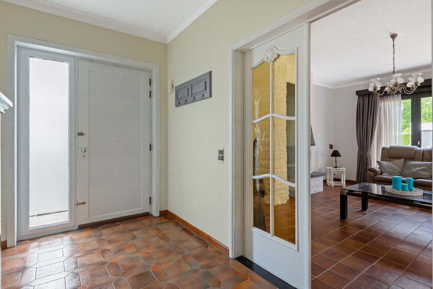 Ruime woning met prachtig onderhouden tuin met verzicht over de velden foto 8